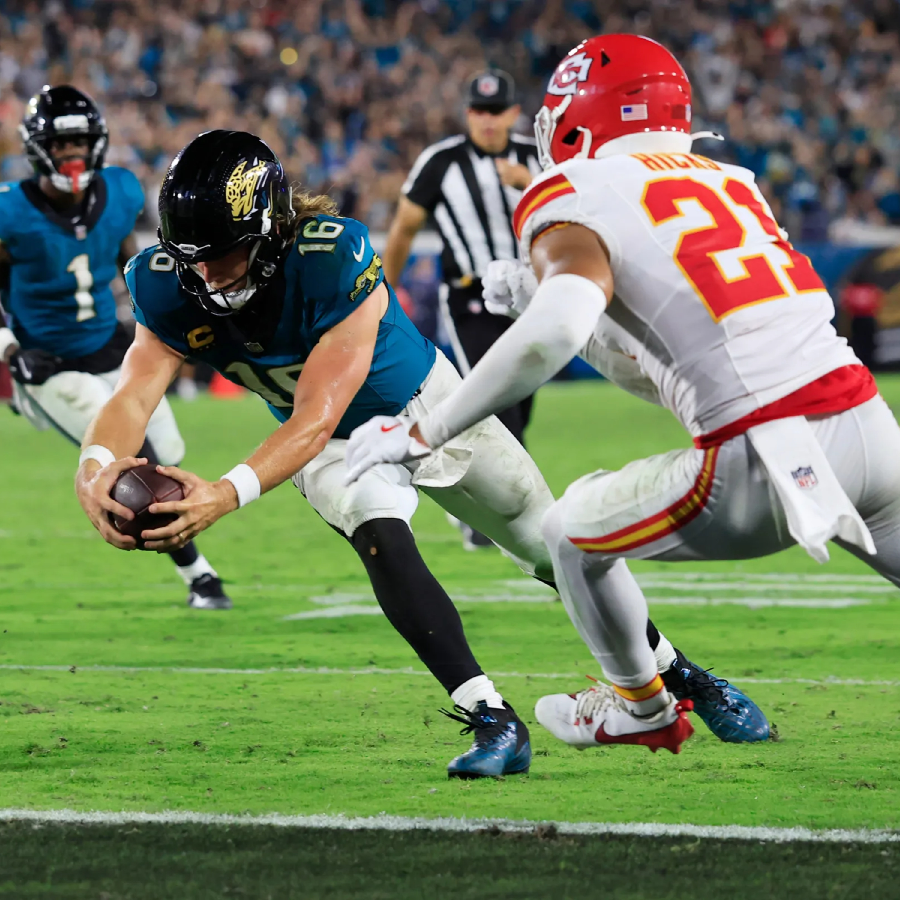 TREVOR LAWRENCE tropica, mas JAGUARS não caem contra os CHIEFS