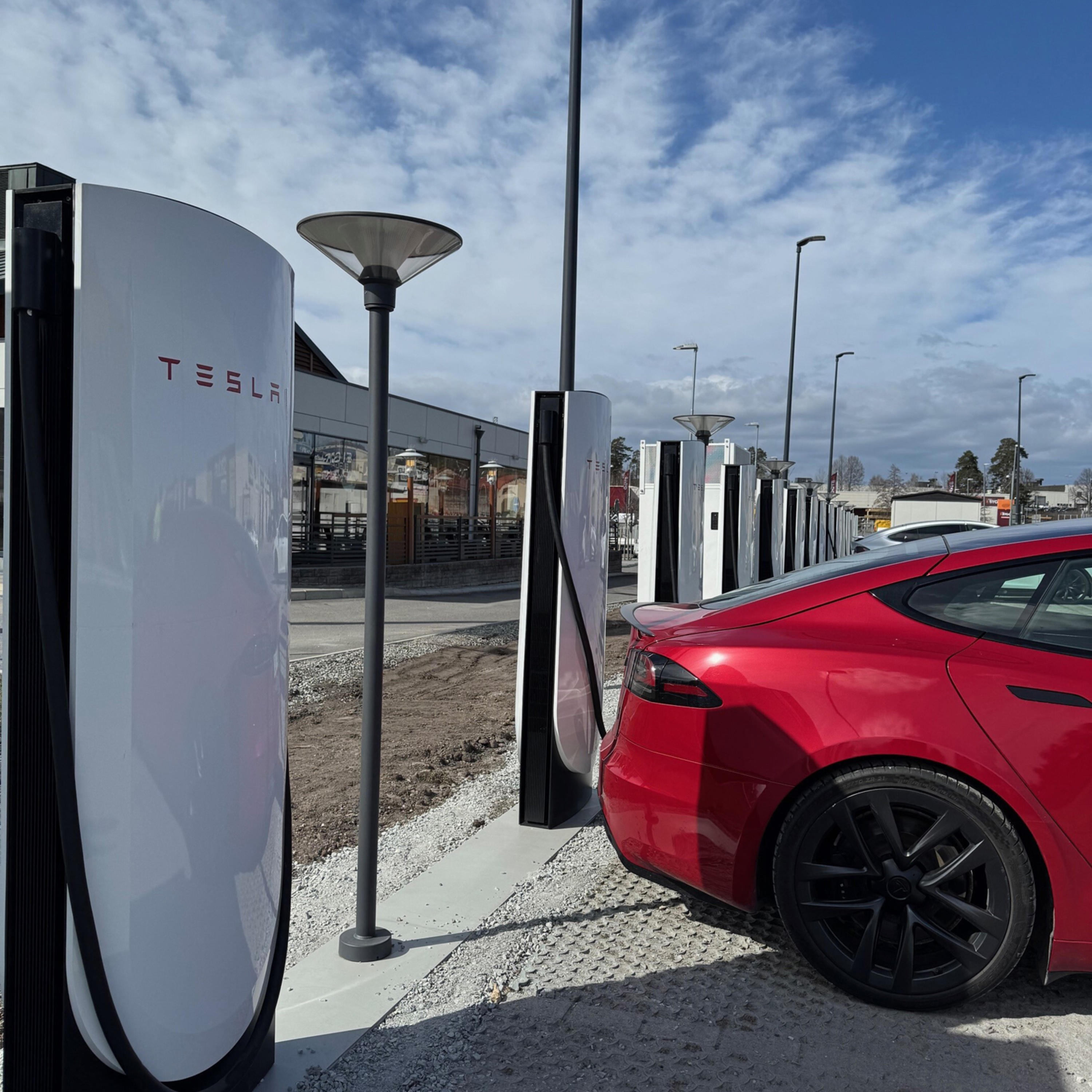 Tesla rundar blockaden med nya superladdare – igen: ”Jävligt olyckligt” episode artwork