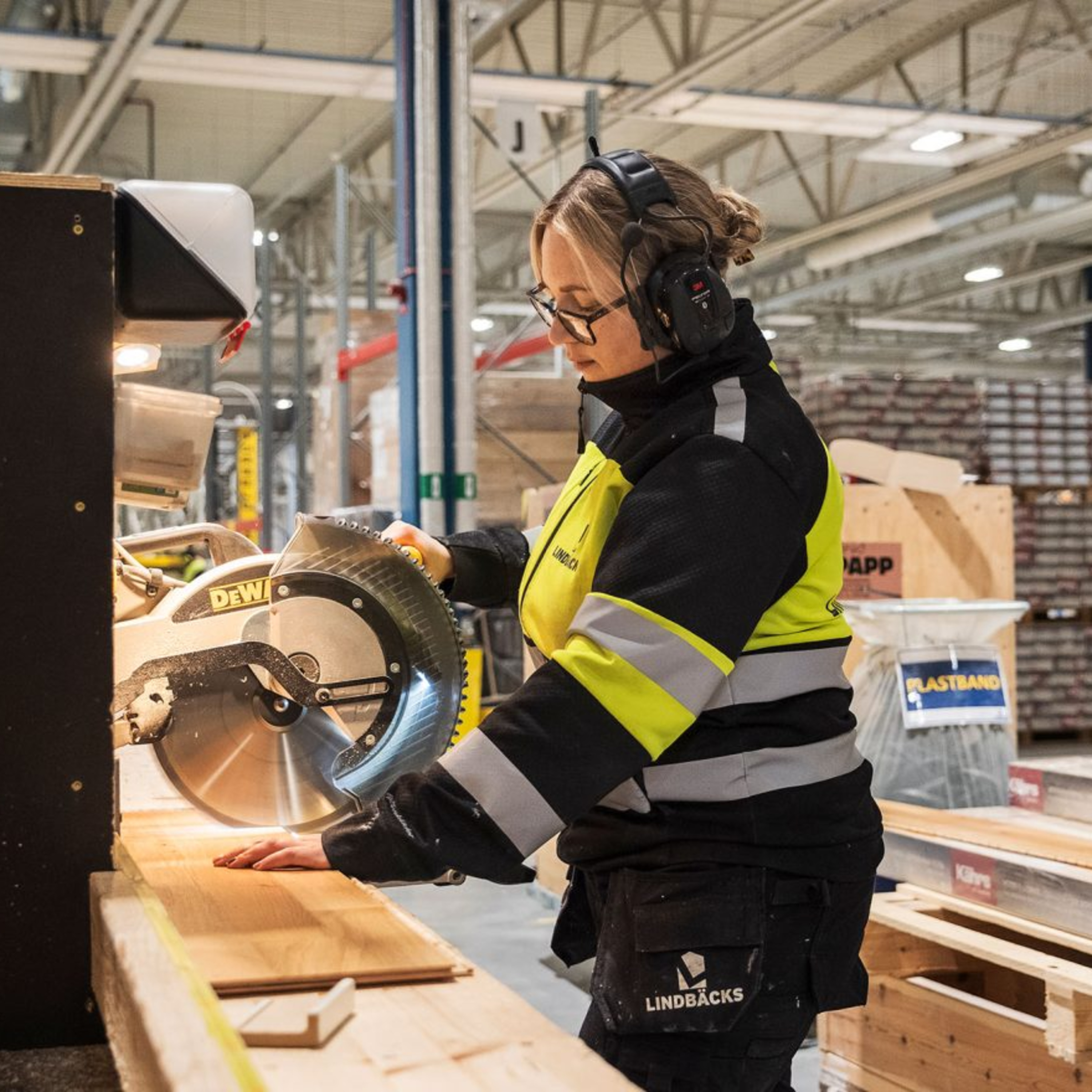 Caroline, 35, lägger ett parkettgolv var 53:e minut – i höghusfabriken: ”Stressigt”  episode artwork