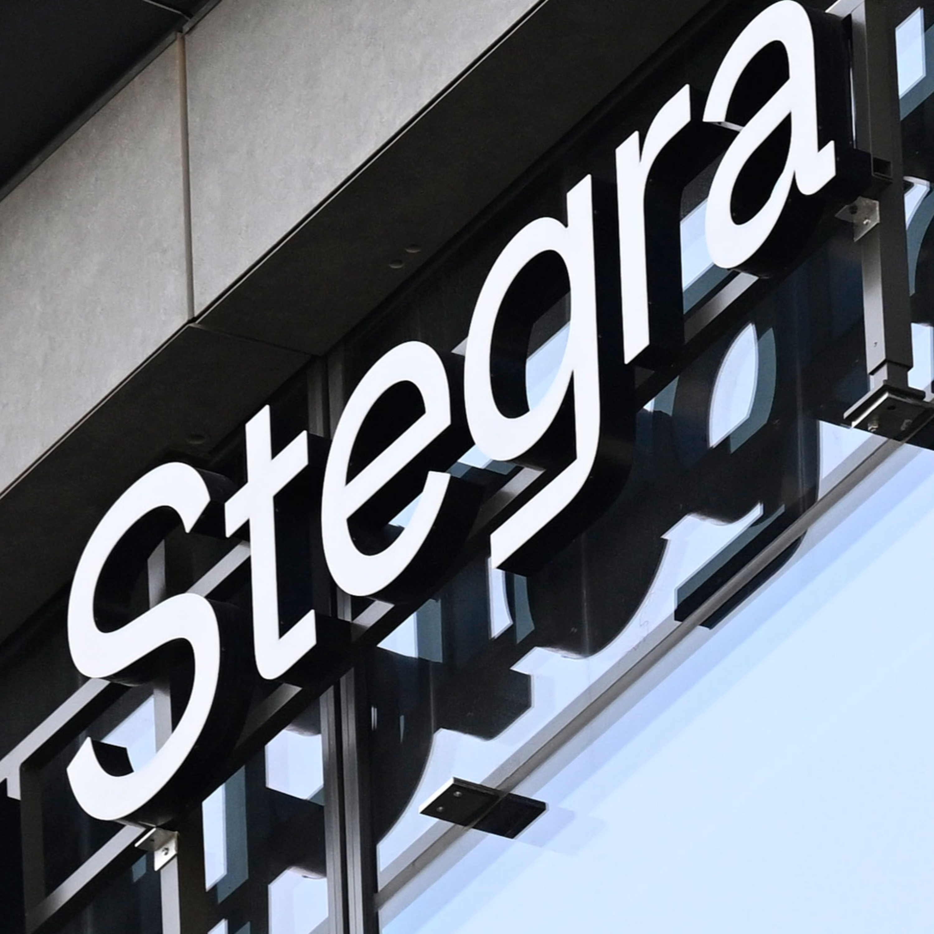 280 arbetare portade – Stegra skärper reglerna efter razzian episode artwork