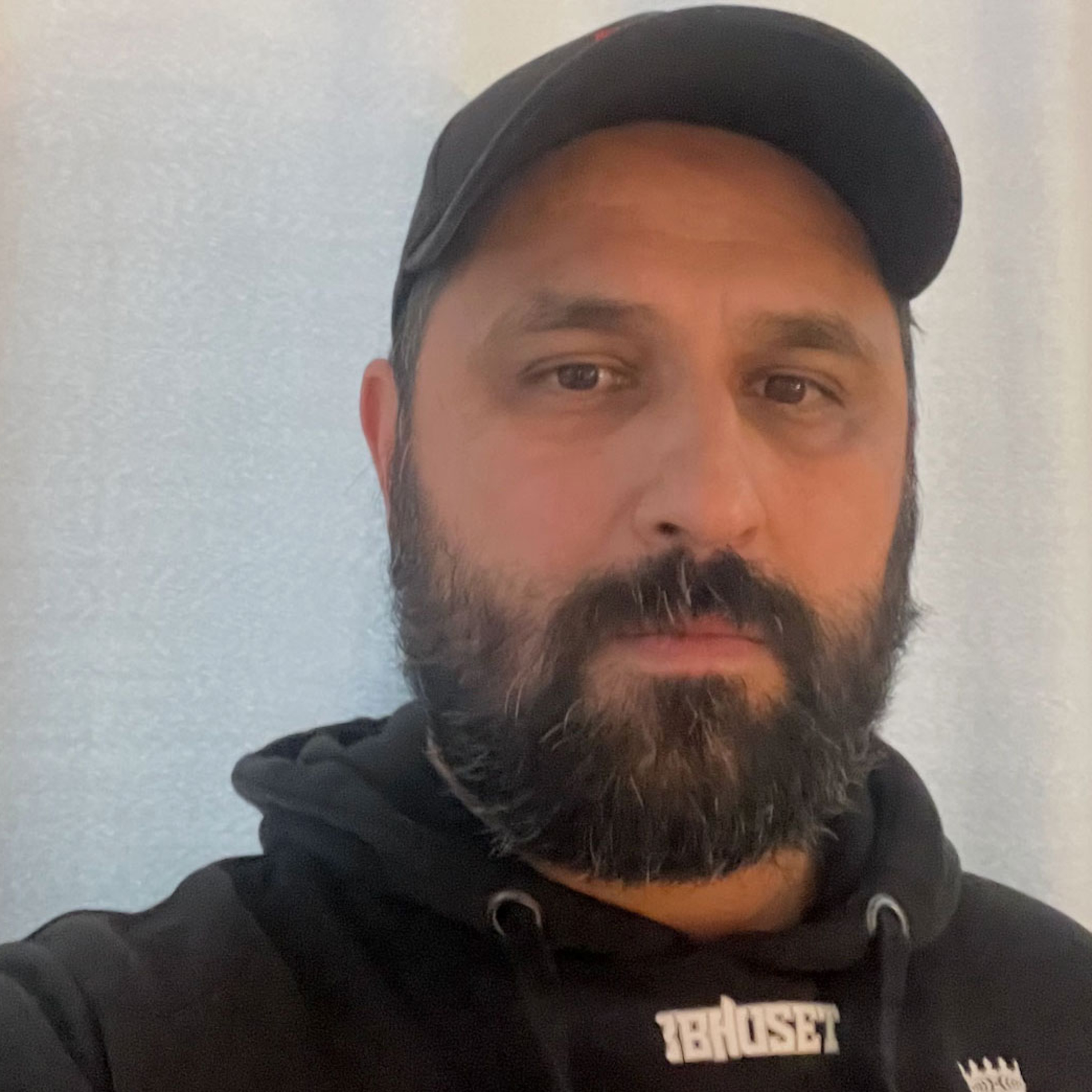 Processoperatören Khosro får inte tag på släkten i Iran episode artwork