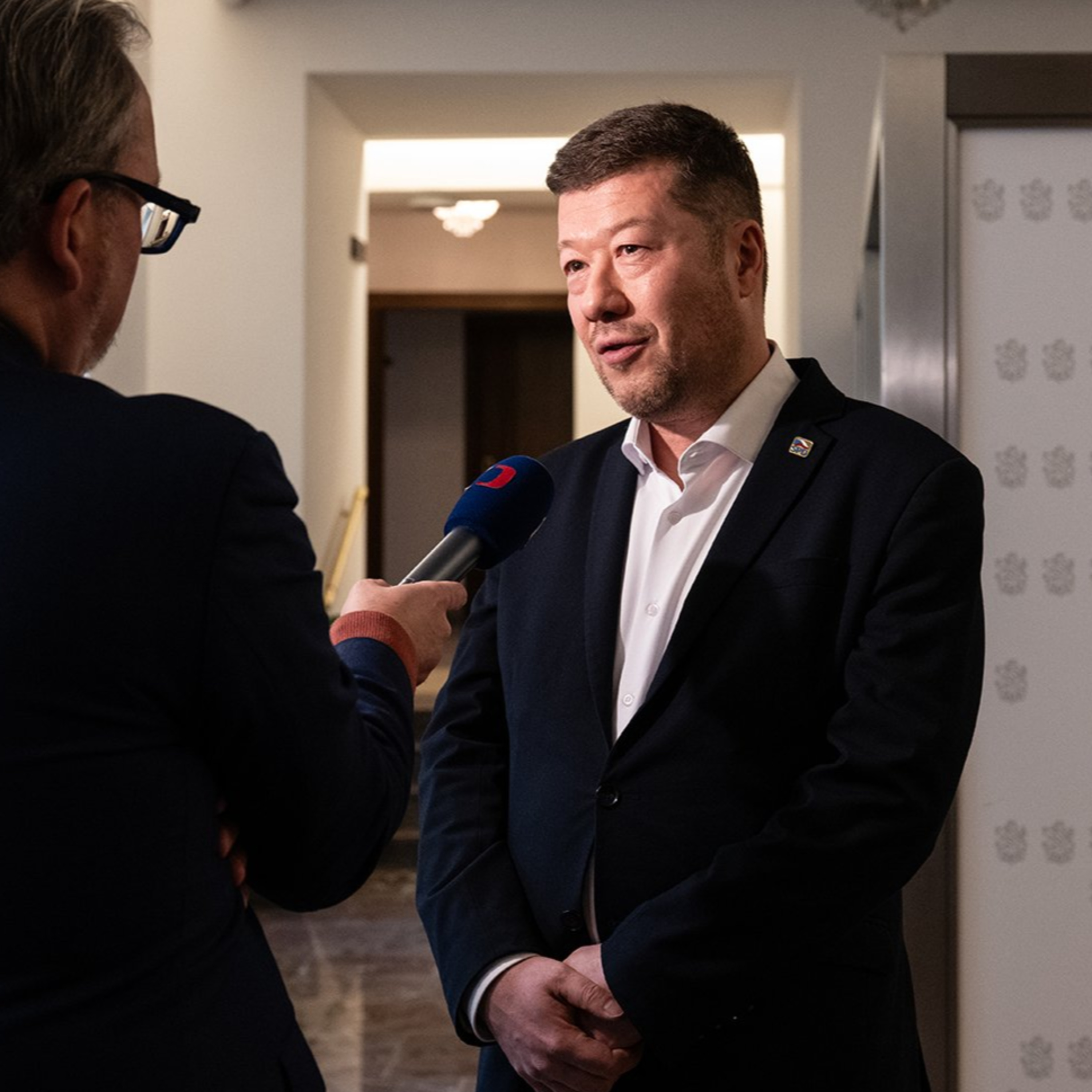 Okamura nejprve slíbil umírněnost, pak sundal ukrajinskou vlajku. Jaký bude předseda sněmovny?