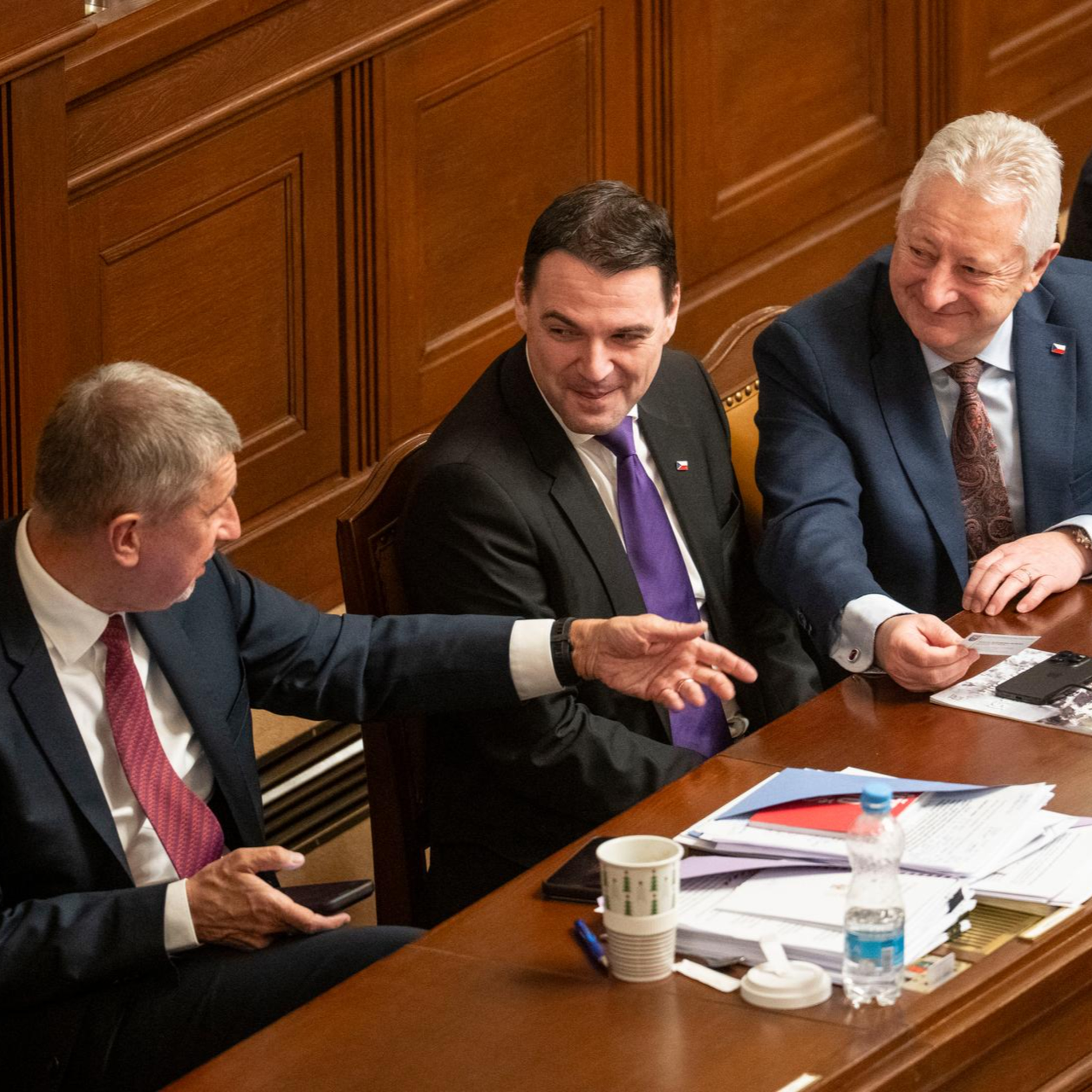 Šikana opozičního poslance, Hřibův ageismus a nahánění ministrů. Jak Babiš získal důvěru