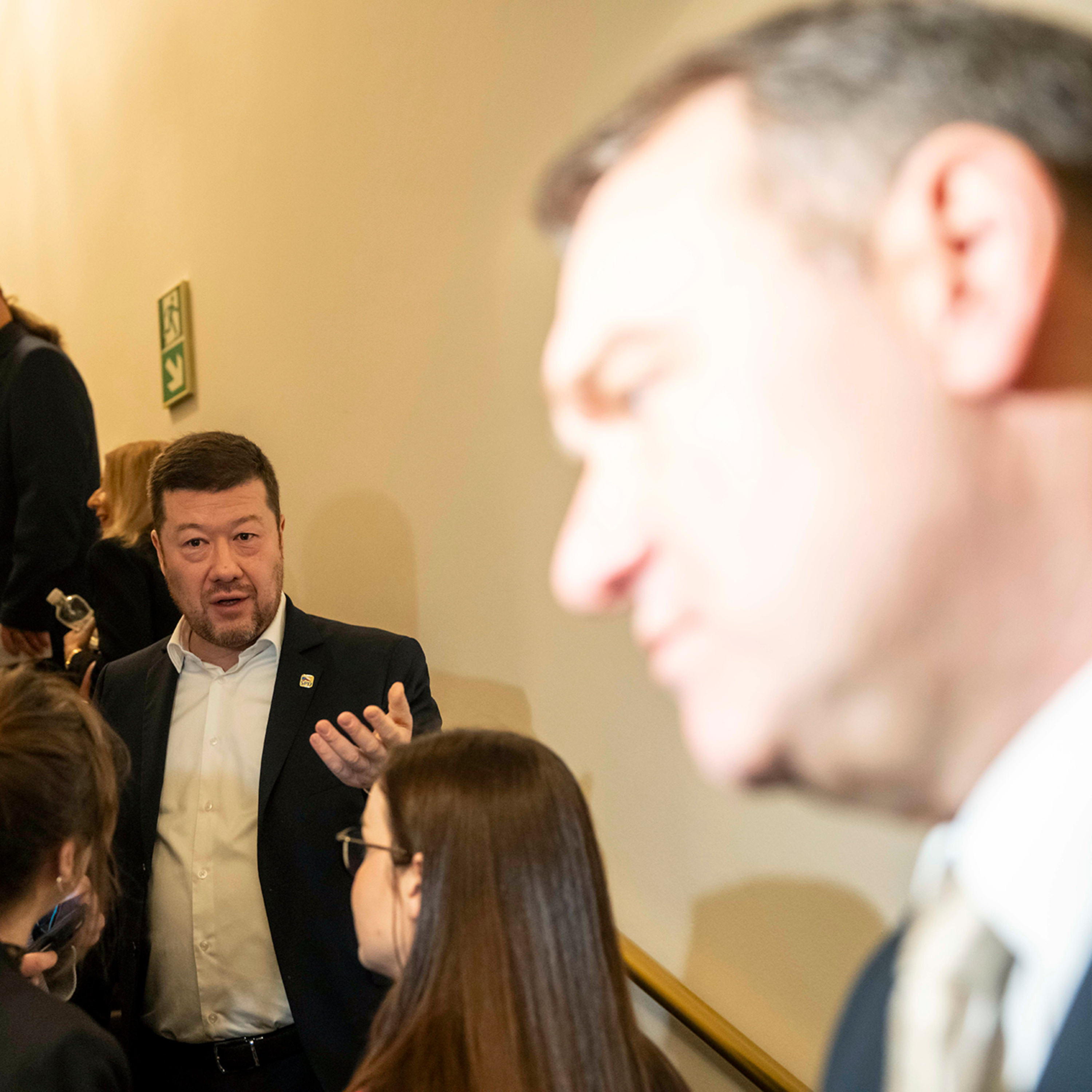 Boj o ČT a ČRo začal nečekaně brzo. Poslanci mění program na víkend, opozice slibuje „oheň“