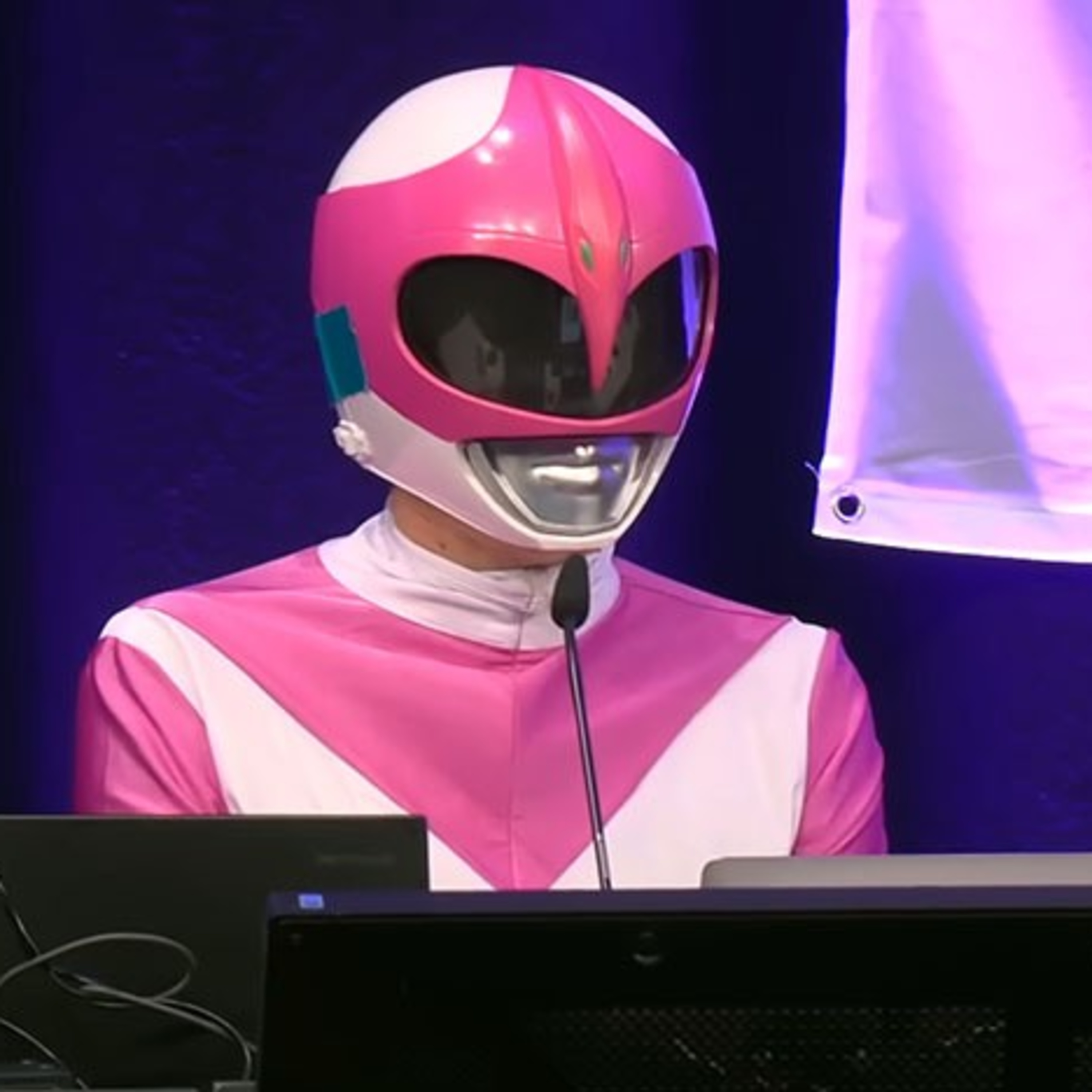 Déguisée en Power Ranger, elle pirate 3 sites néo-nazis ! episode artwork