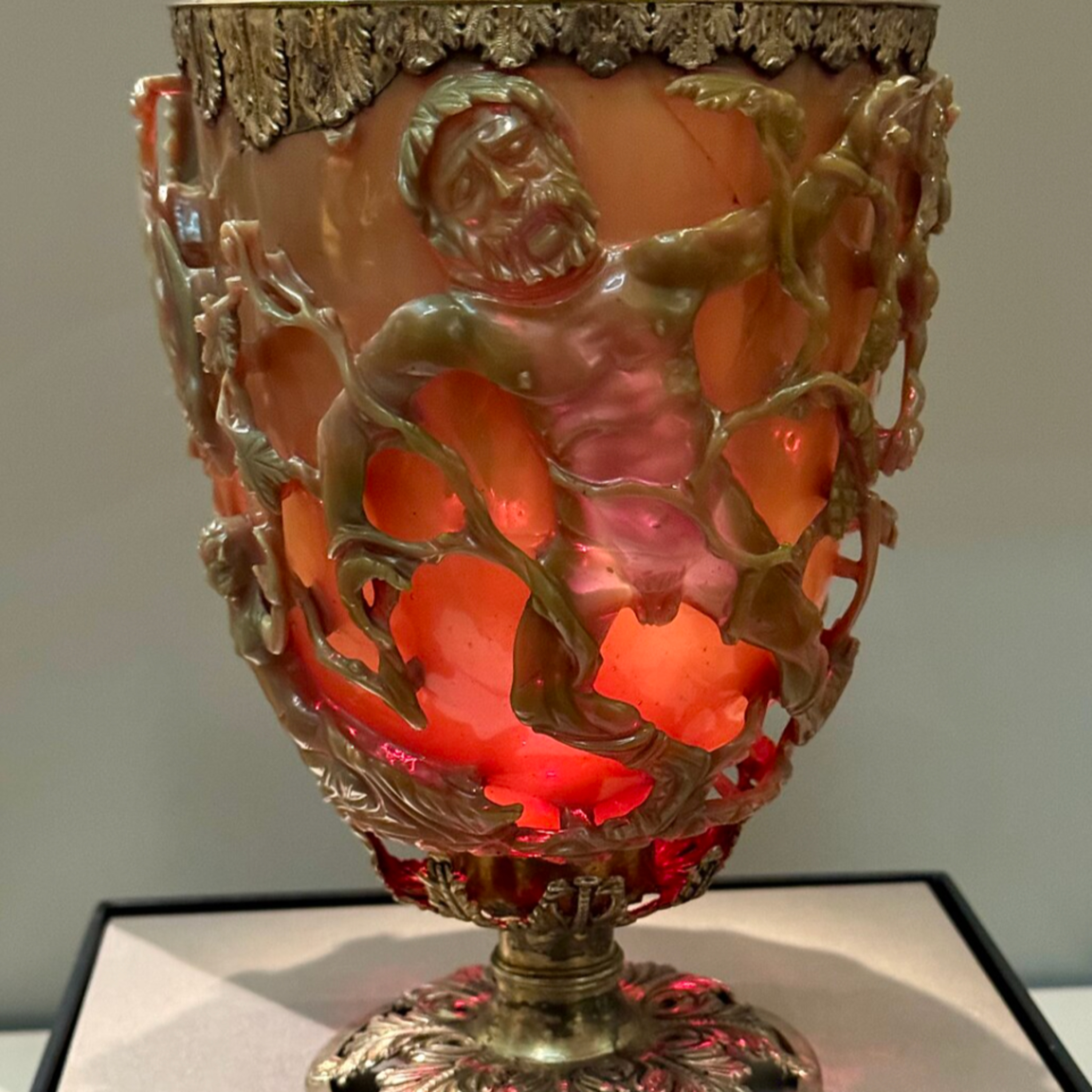 🏆 Gizemli Likurgus Kupası: Roma Dönemi Dichroic Camı episode artwork