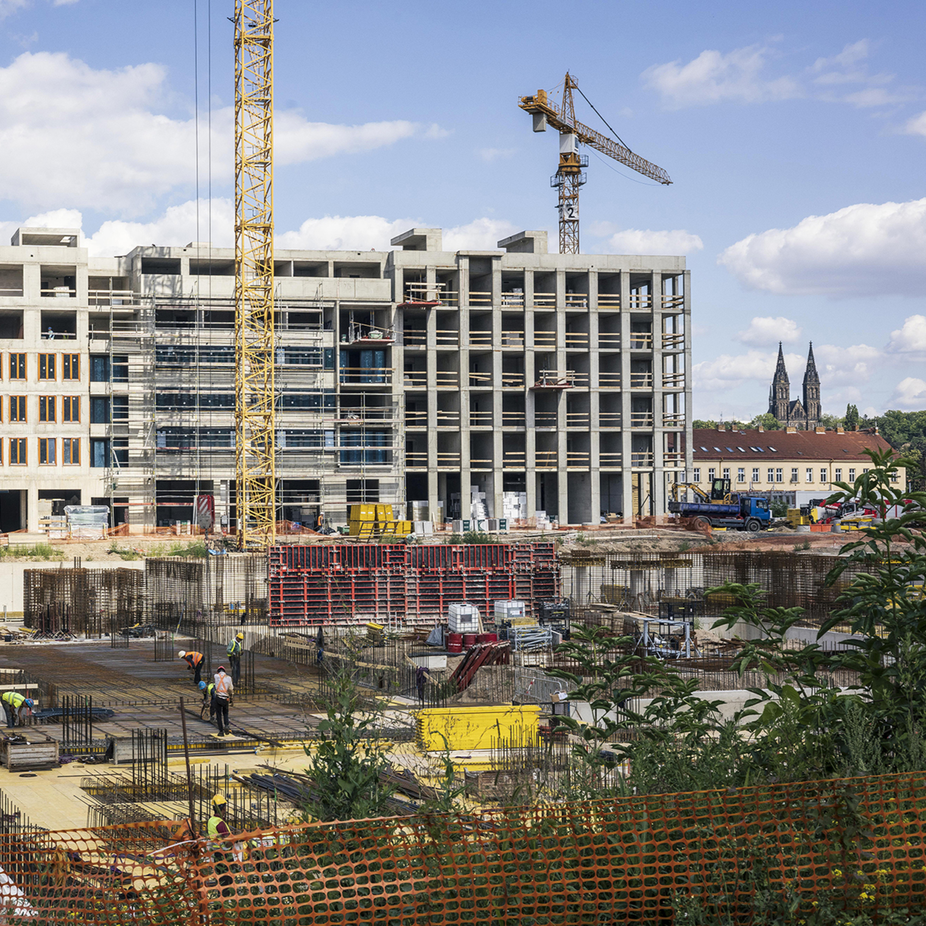 Zdroje i recepty jsou, chybí politická vůle. Proč na řešení krize bydlení nestačí stavět nové byty
