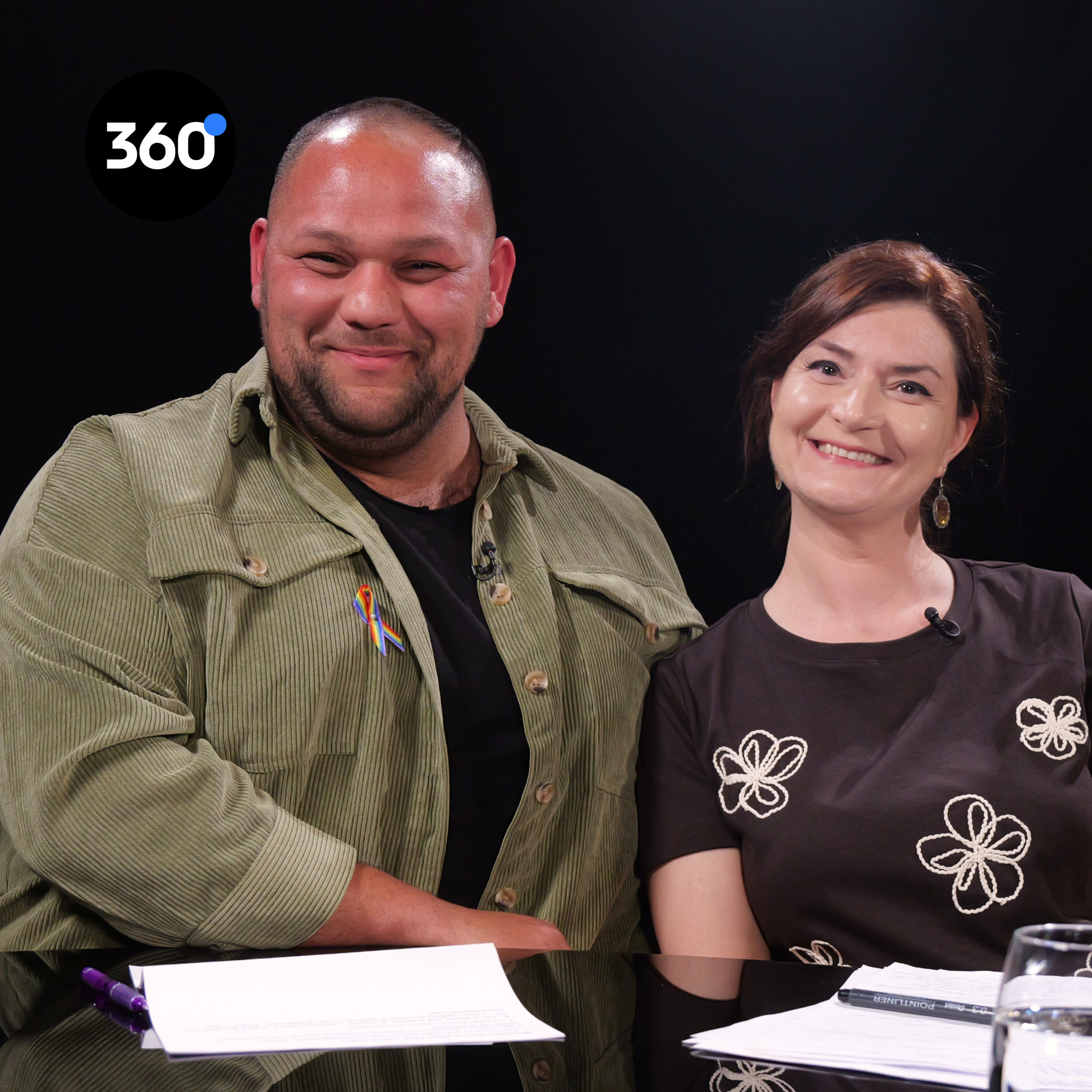 Učiteľka A.  Hlušíková: “Bojujem s tým ako učiť pre život, keď na maturite treba akademické pojmy.” M.  Sivák: “Na čo je zhodný prívlastok, keď nevedia napísať e-mail?” episode artwork