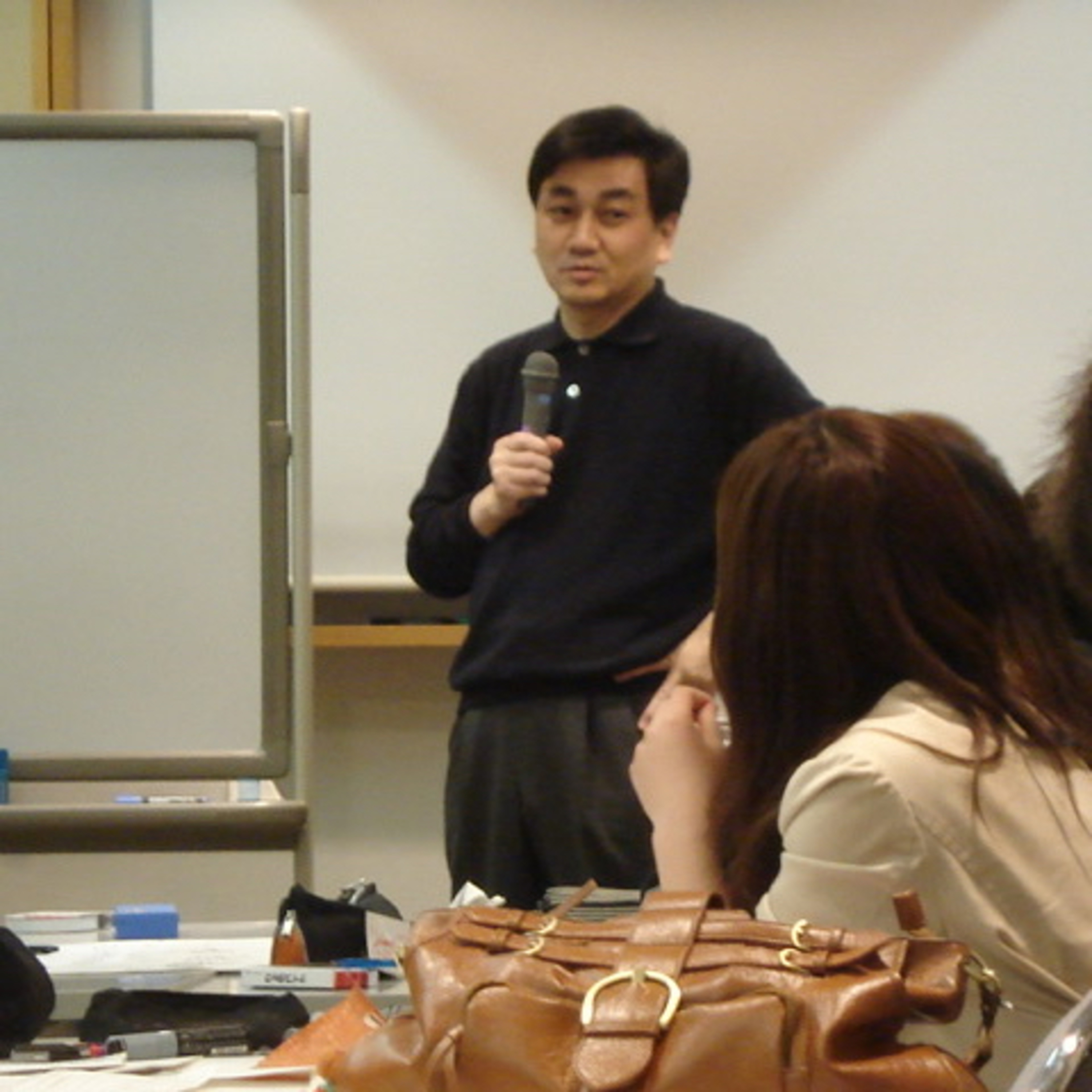 死んだ人と、会わない人との違いはなんだろう。古い同級生などは消息不明だが、消息不明の人と死んだ人との違いはなんだろう。関心のない人と死んだ人との違いはなんだろう。アリストテレスには関心があっても、それでも会えなくても悲しくはないが、実はこんな問題を真面目に考え続けるのが哲学だ。 episode artwork