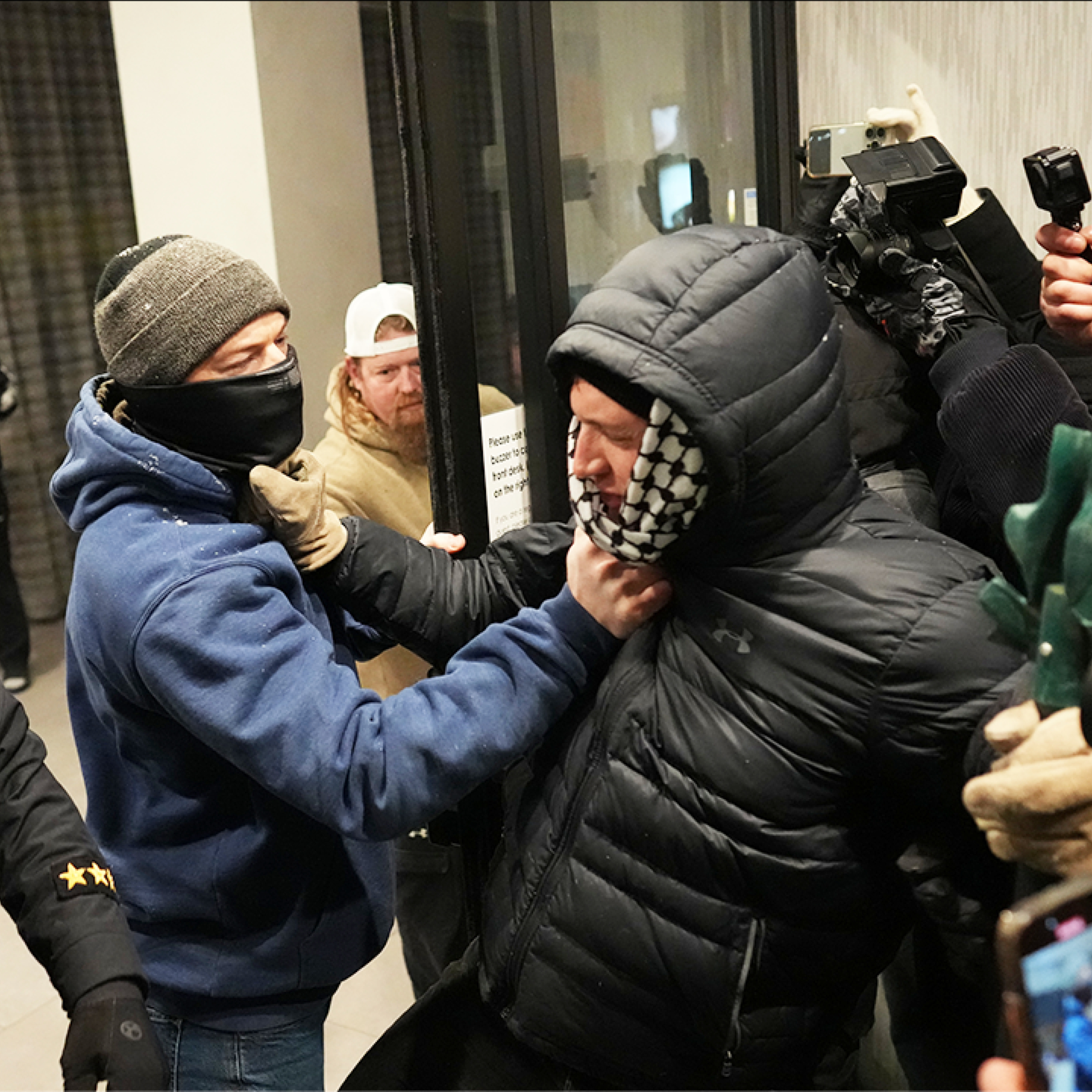 🎬 Демпартия сознательно поджигает протесты и улицы, создавая мятеж против действующей власти. episode artwork