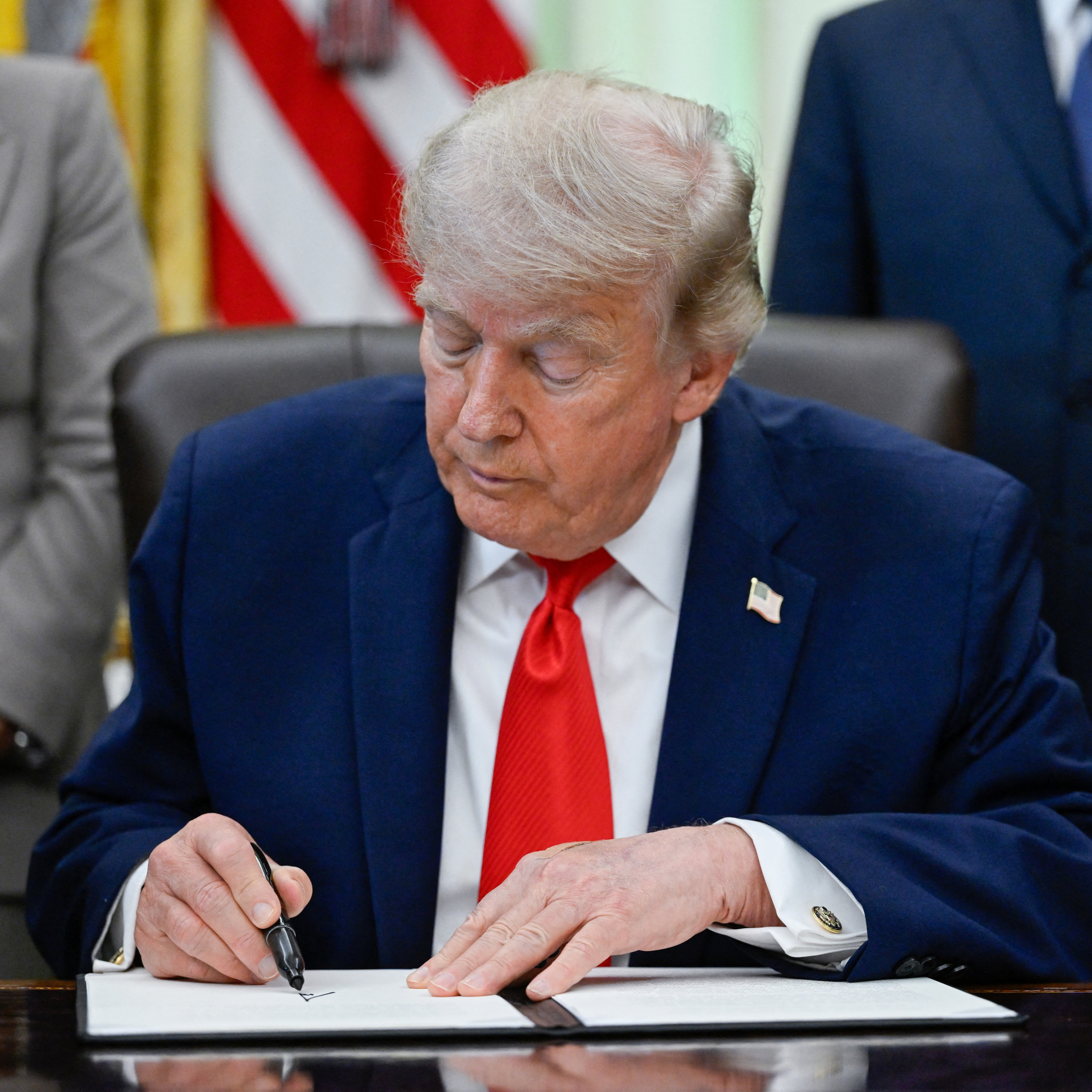 Трамп подписывает новую прокламацию: прямой эфир из Белого дома episode artwork
