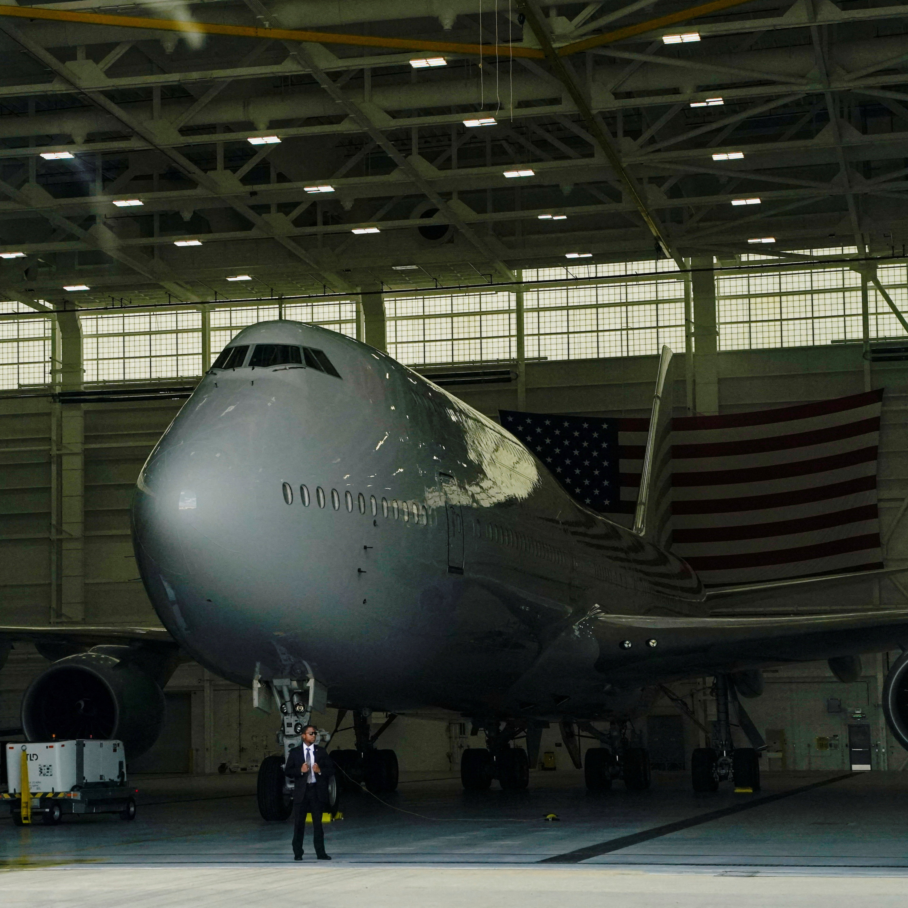 🇺🇸 Трамп получает новый самолёт U.S. Air Force и выступает с речью episode artwork