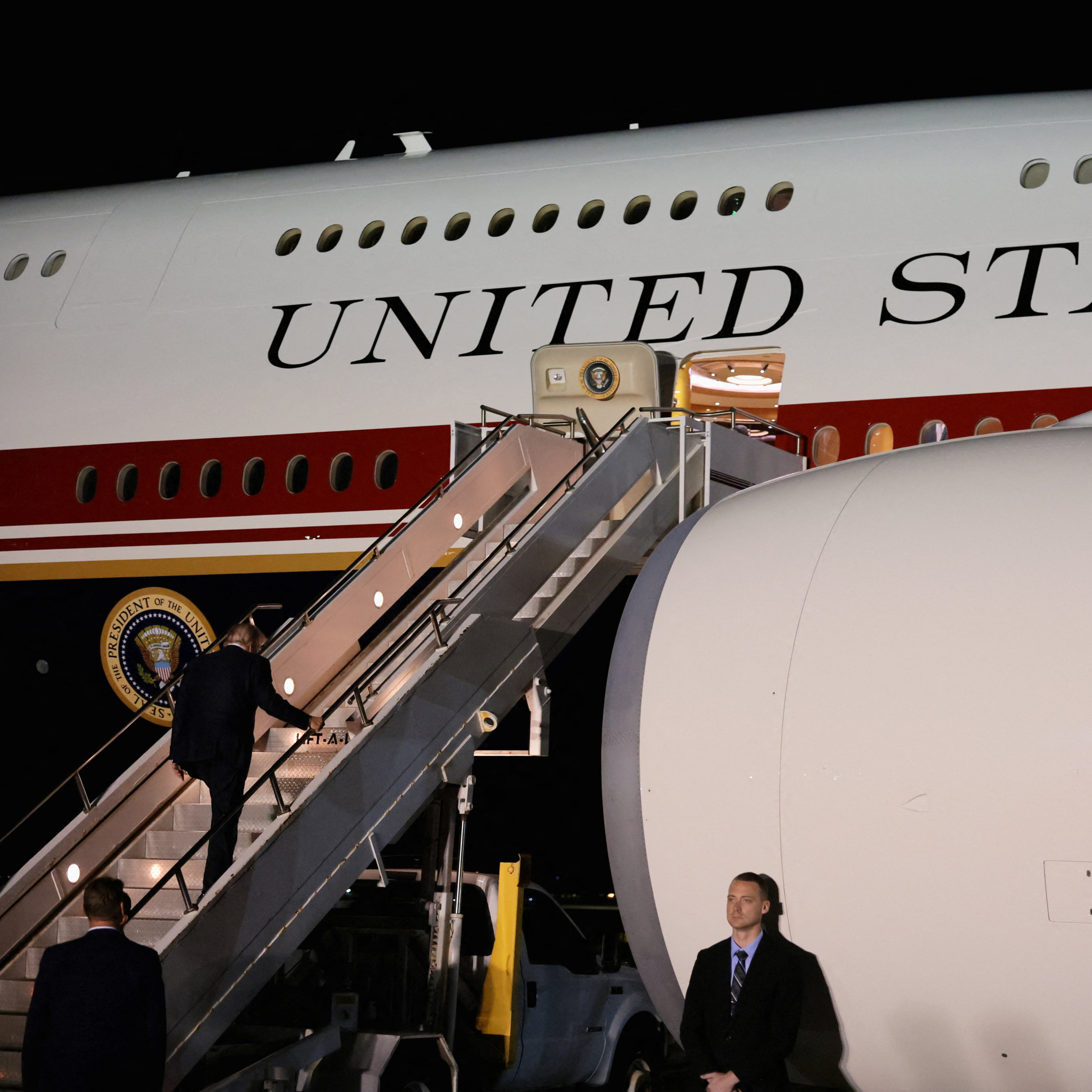 🔴 Трамп на борту Air Force One: разговор с прессой episode artwork