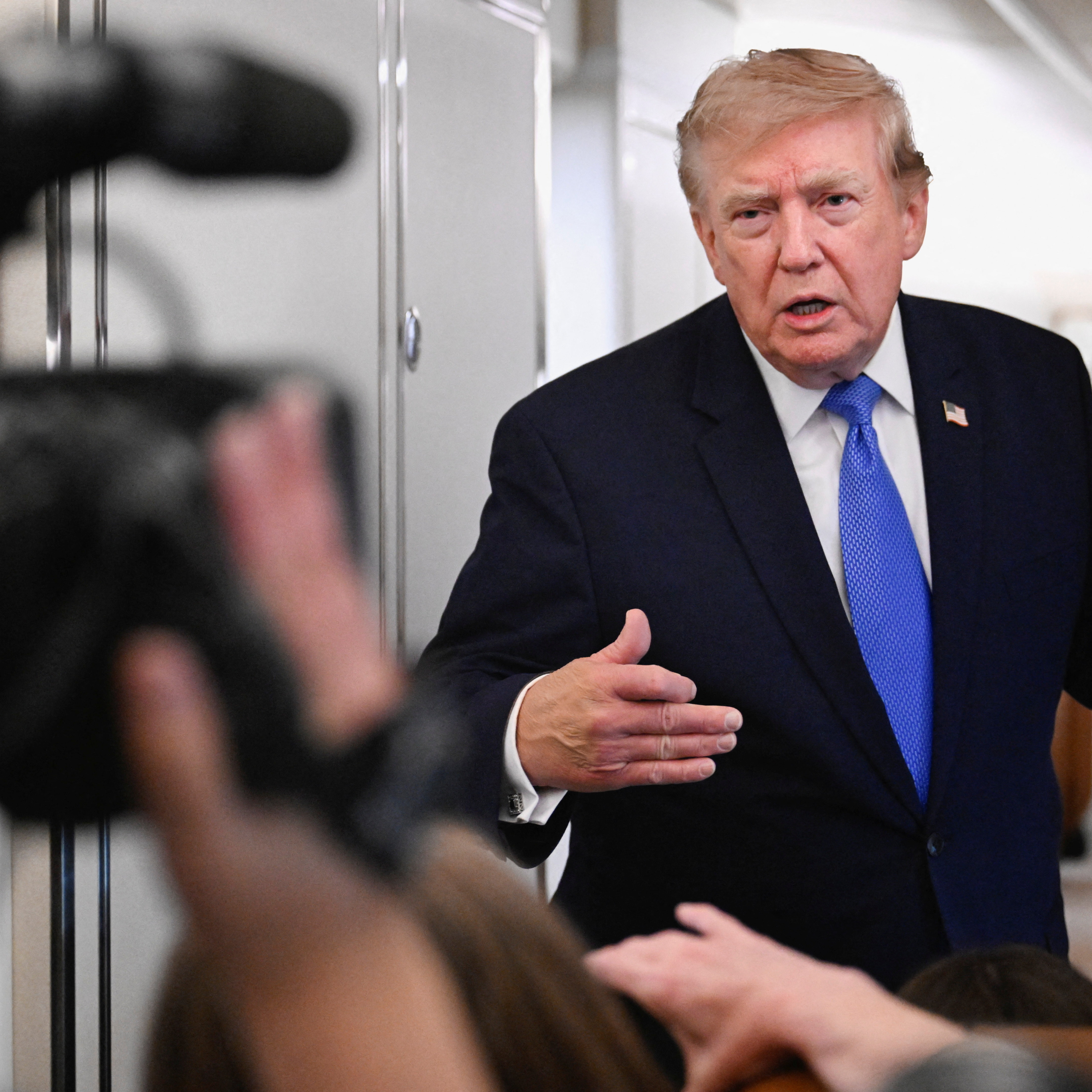 🔴 ✈️ Дональд Трамп отвечает на вопросы прессы на борту Air Force One Иран, Тодд Бланш и другие темы episode artwork