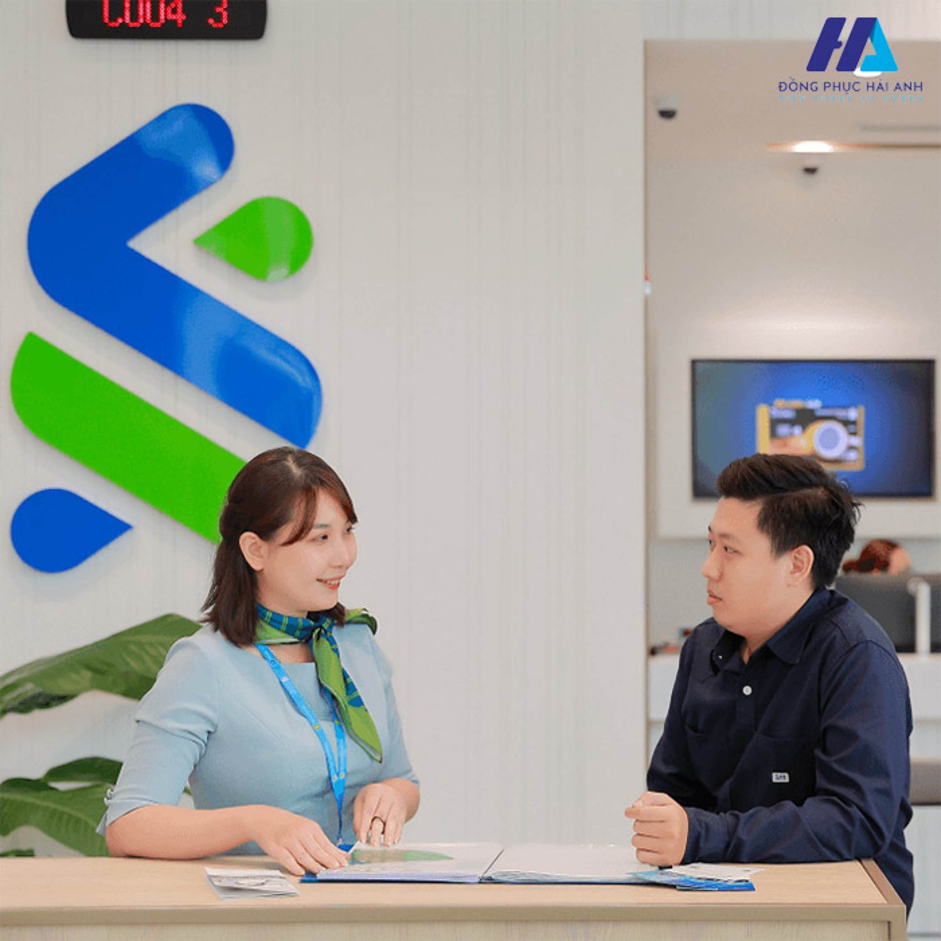 dong phuc ngan hang standard chartered co gi dac biet  episode artwork
