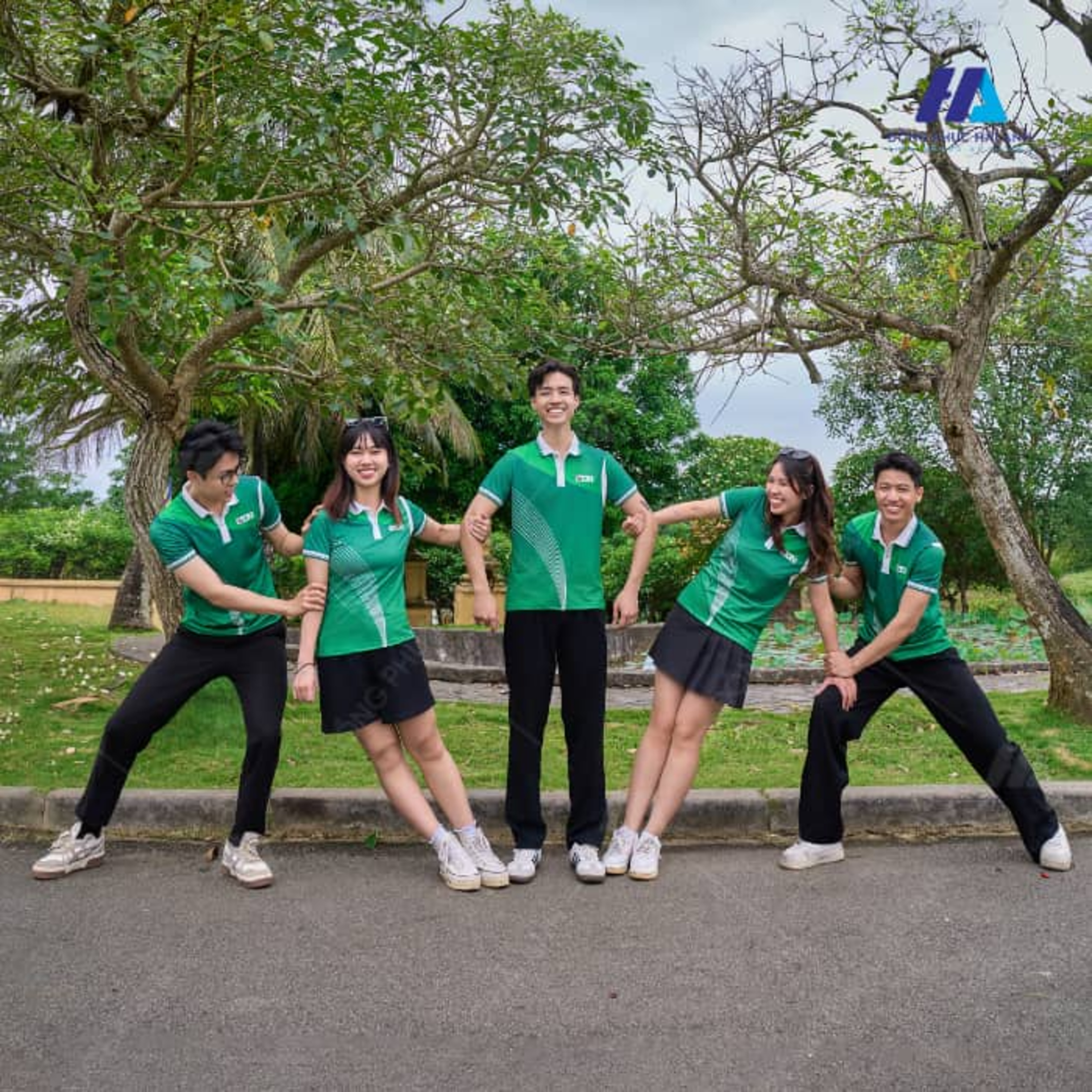 mau ao phong nhom di bien mau xanh la phoi co det hoa tiet episode artwork