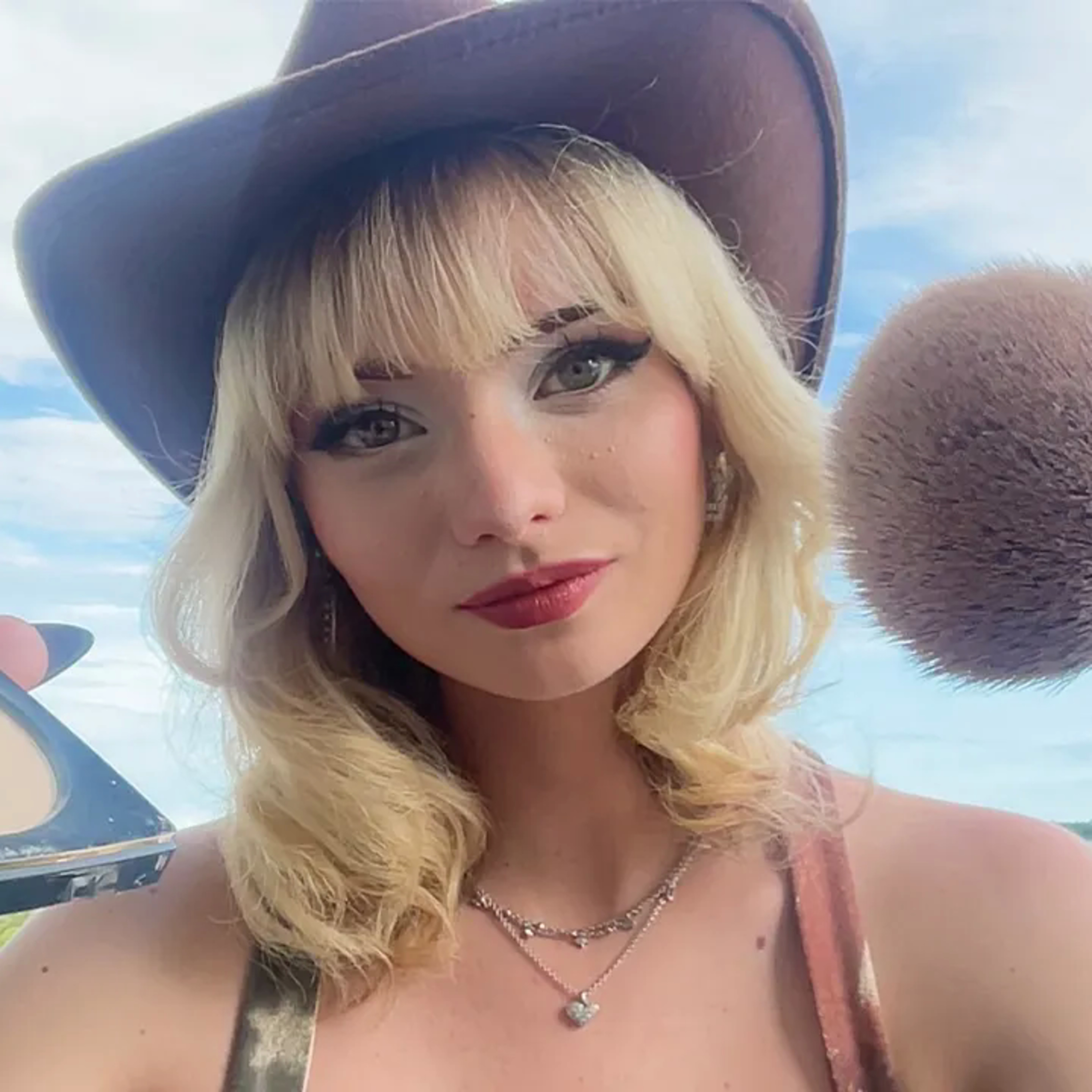 ASMR doing your beach makeup