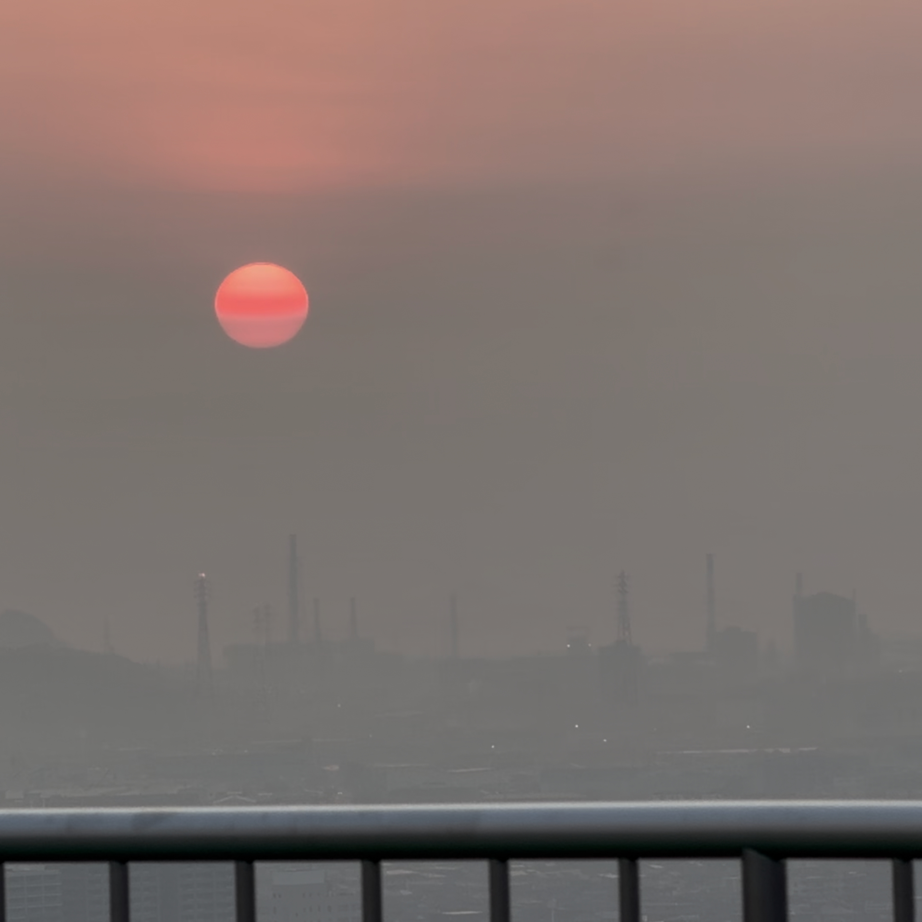 Sunrise Reflections: A Farewell to Radio Waves (いつもの展望台から 2026年3月30日)