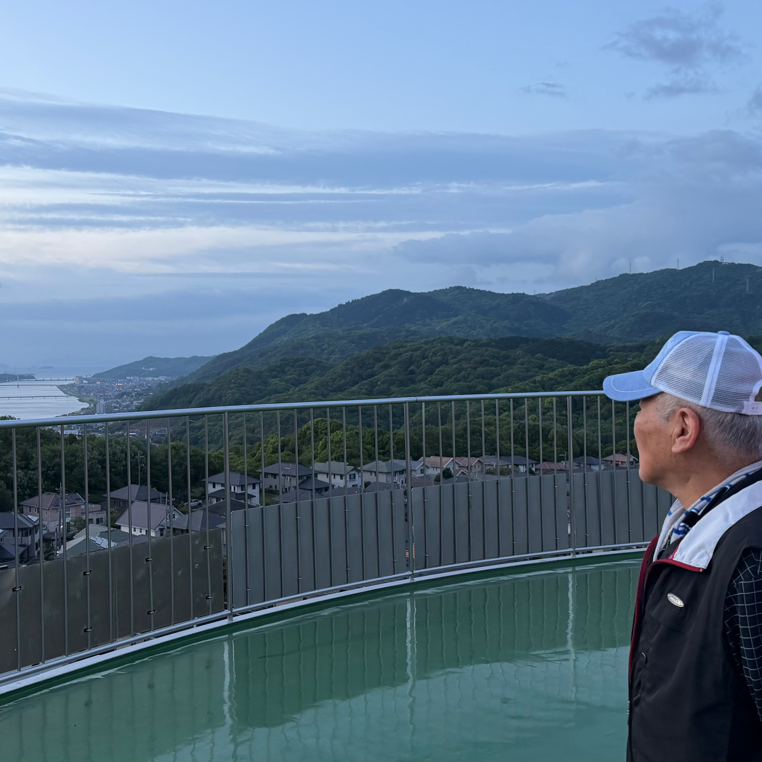 Windy Sunrise Brews at the Mountain Lookout (いつもの展望台から2026年5月4日)