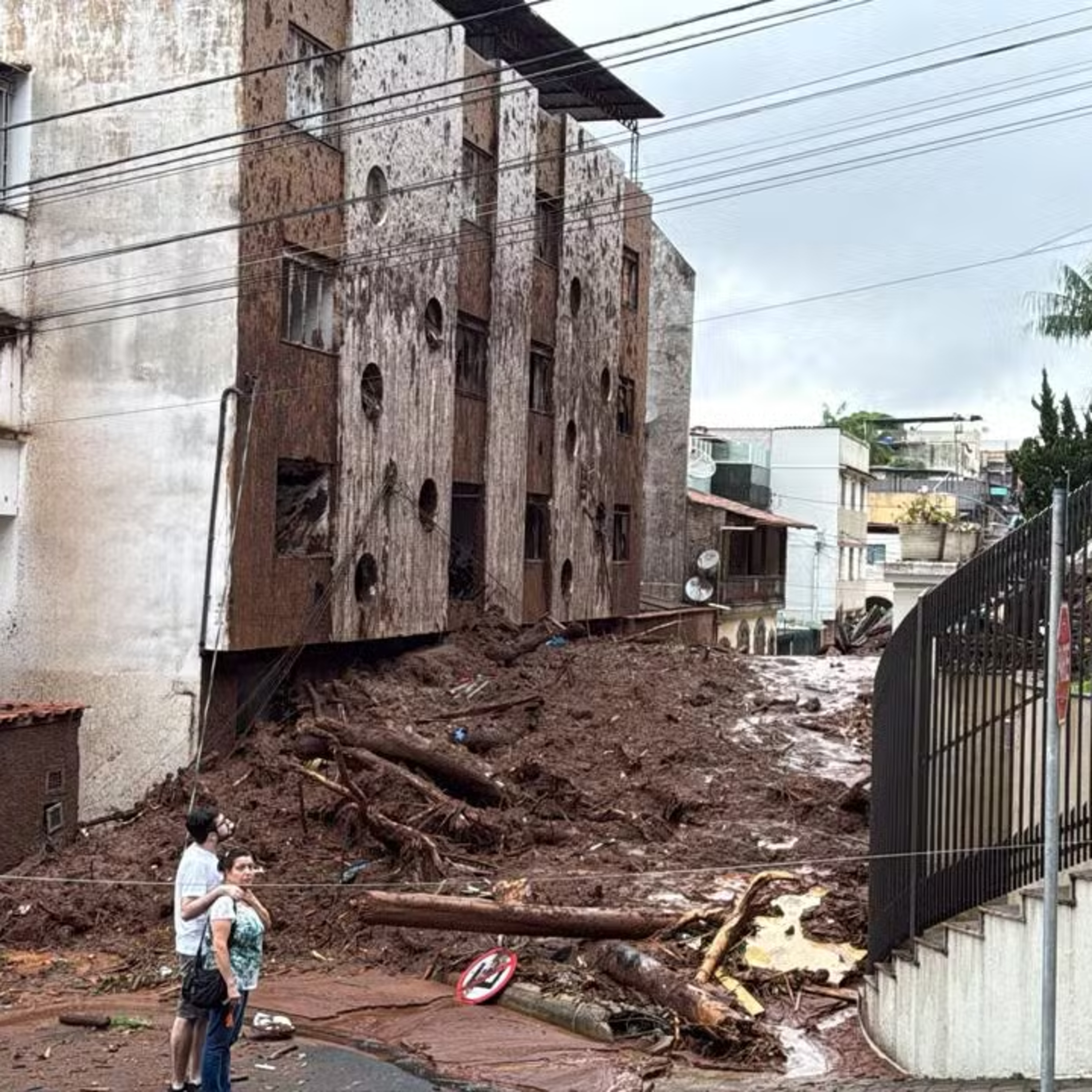 Chuvas deixam mortos e desabrigados em MG
