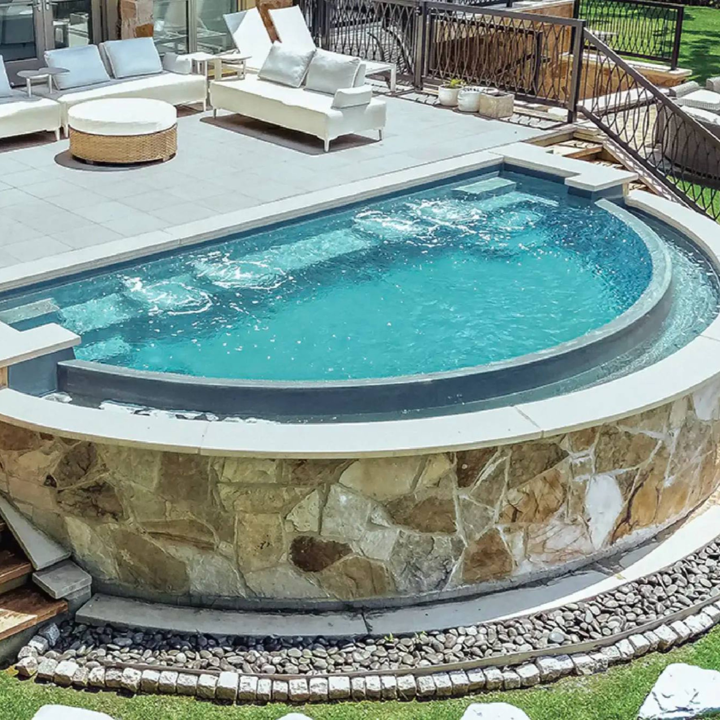 The Big Short’s Empty Swimming Pools — Investors fly over Florida suburbs, counting empty pools, to bet against the entire U.S. housing market. episode artwork