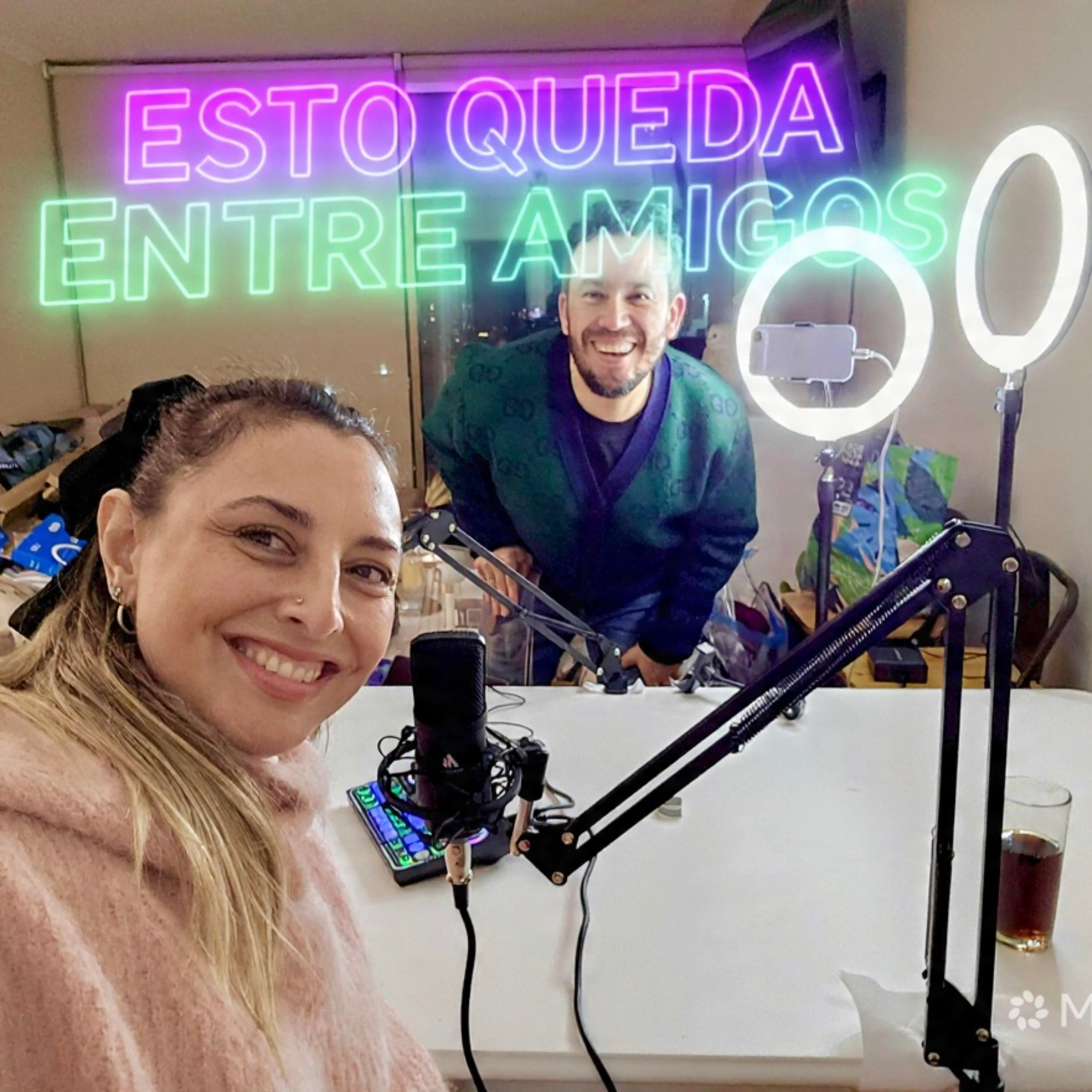 Portada de Esto Queda Entre Amigos Podcast