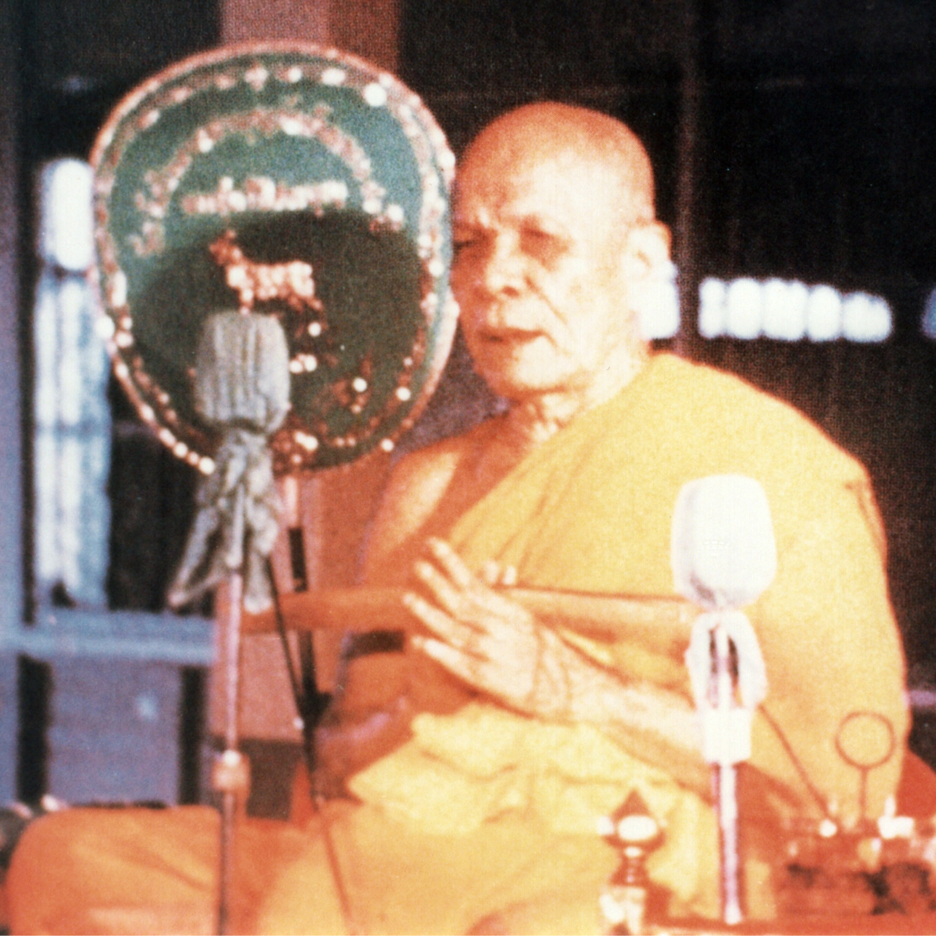 กัณฑ์ที่ 12 ธรรมรักษาผู้ประพฤติธรรม – สัมผัสธรรมอันเลิศ ณ ศูนย์กลางกาย episode artwork