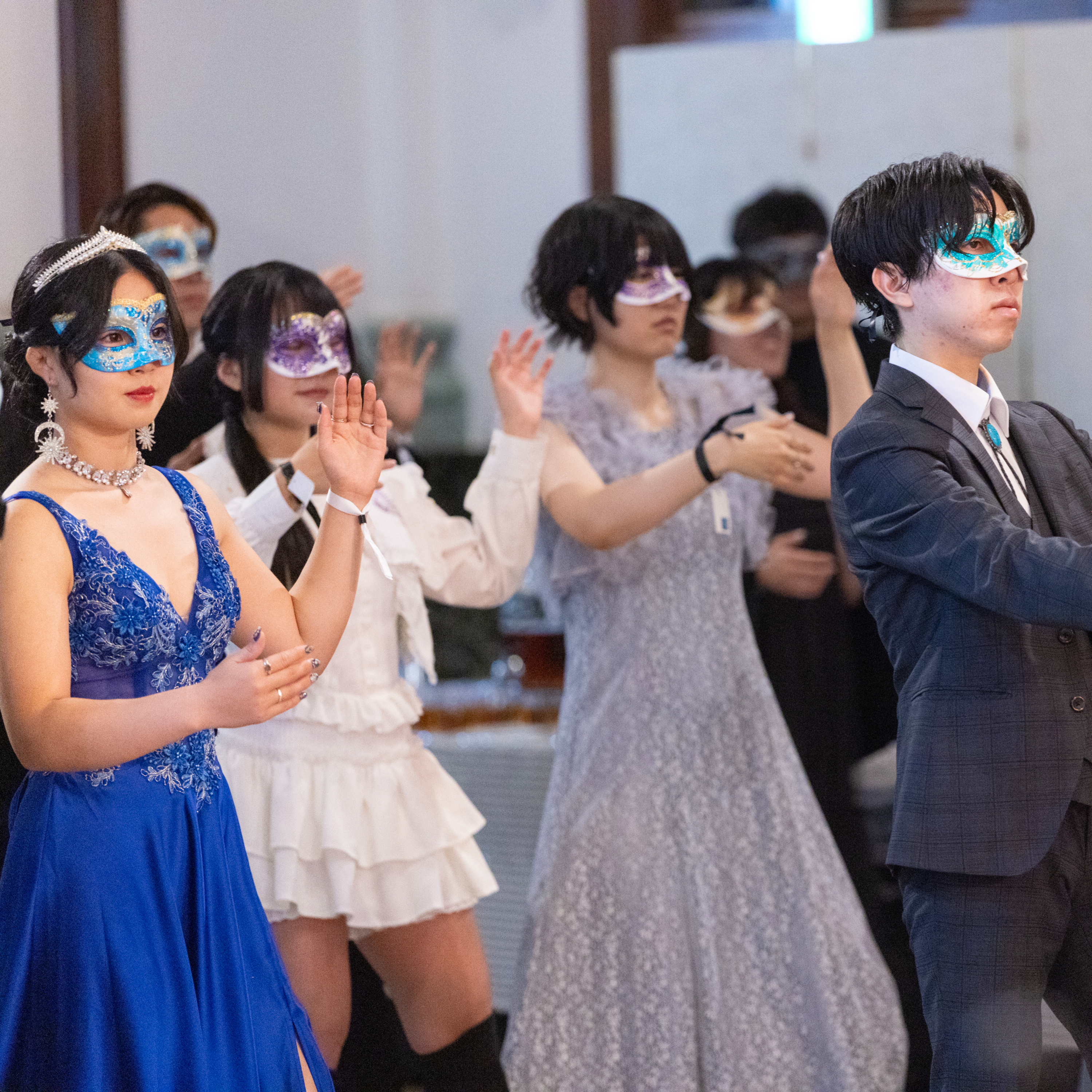 「ご詮索は野暮でしてよ」 仮面舞踏会で偶然の出会い楽しむ episode artwork