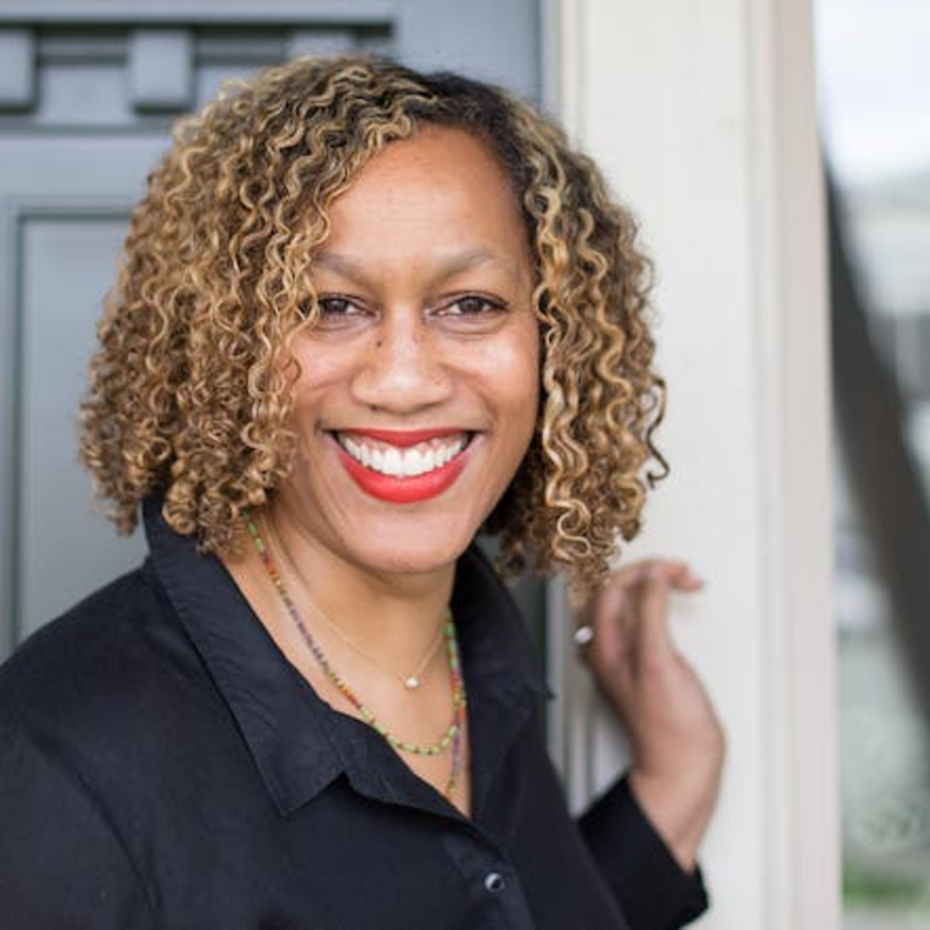 Phantom Electric Ghost Interviews Mari Roberts: Energy Healer & Psychic Guide Life Purpose Activator "Living your passions while having a 9-5 (hint you don't have to quit your job") episode artwork