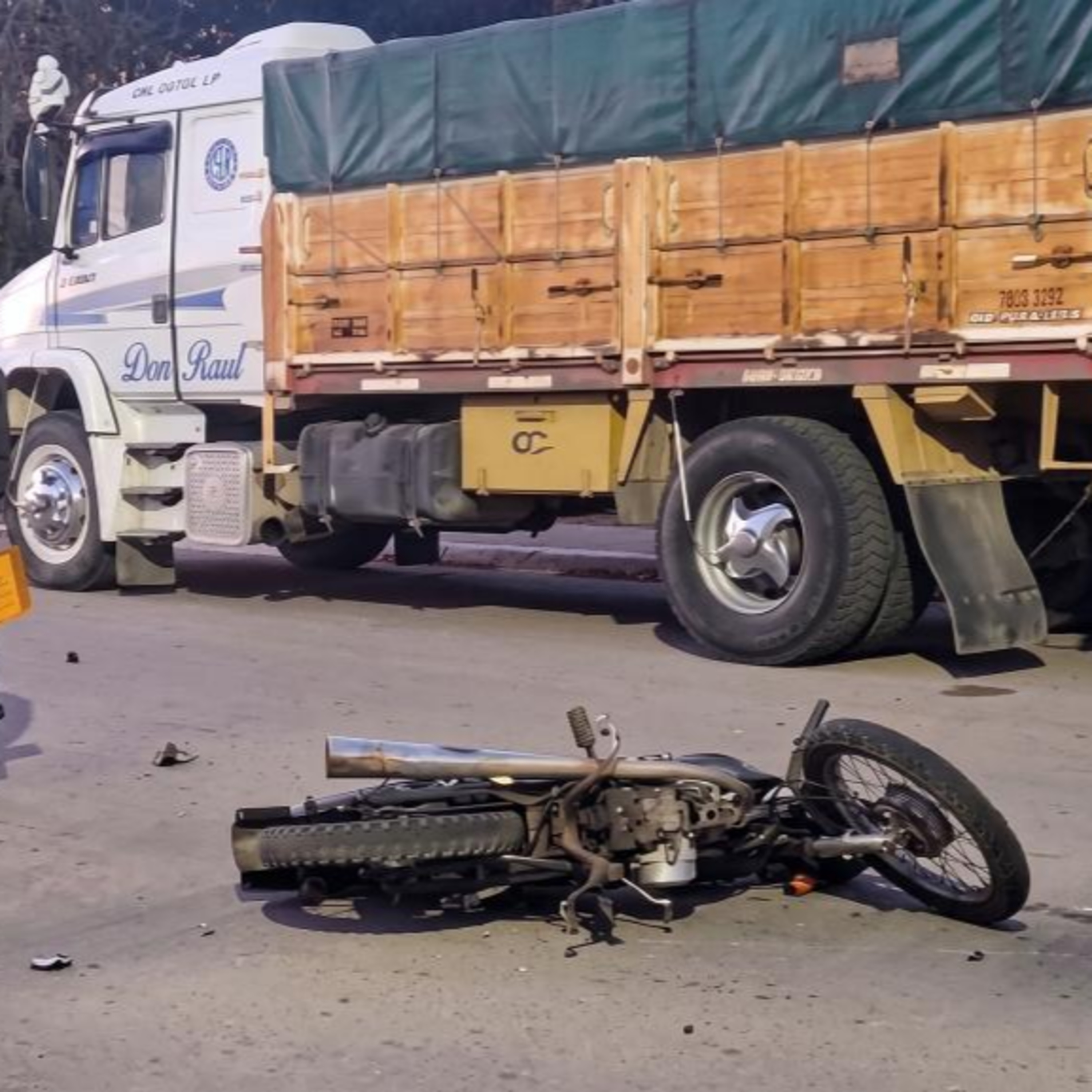 Trágico accidente: un efectivo policial falleció tras colisionar contra un camión episode artwork