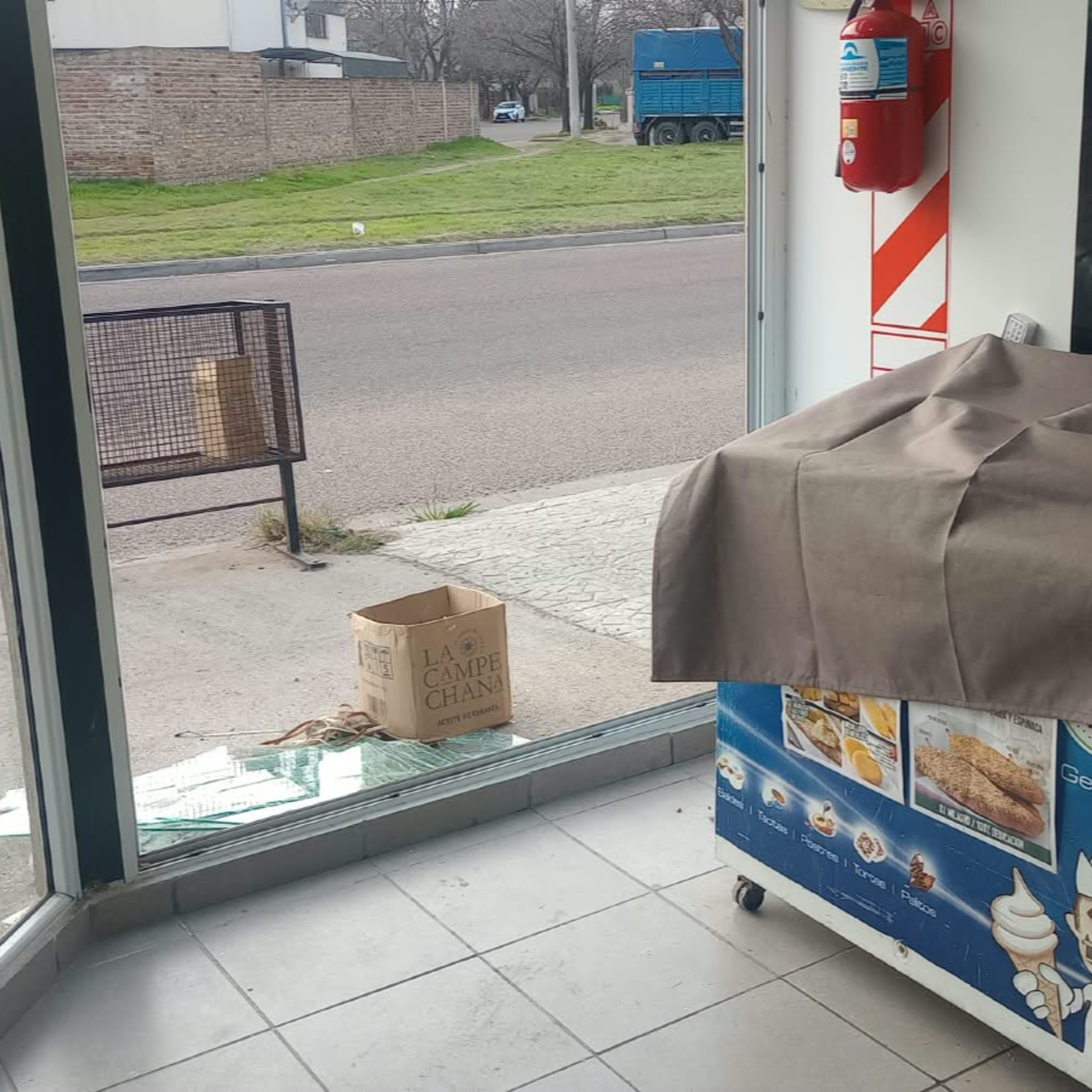 Rompieron el ventanal de un local comercial para robar hamburguesas y mercadería: "Es más el daño que lo que se llevaron" episode artwork