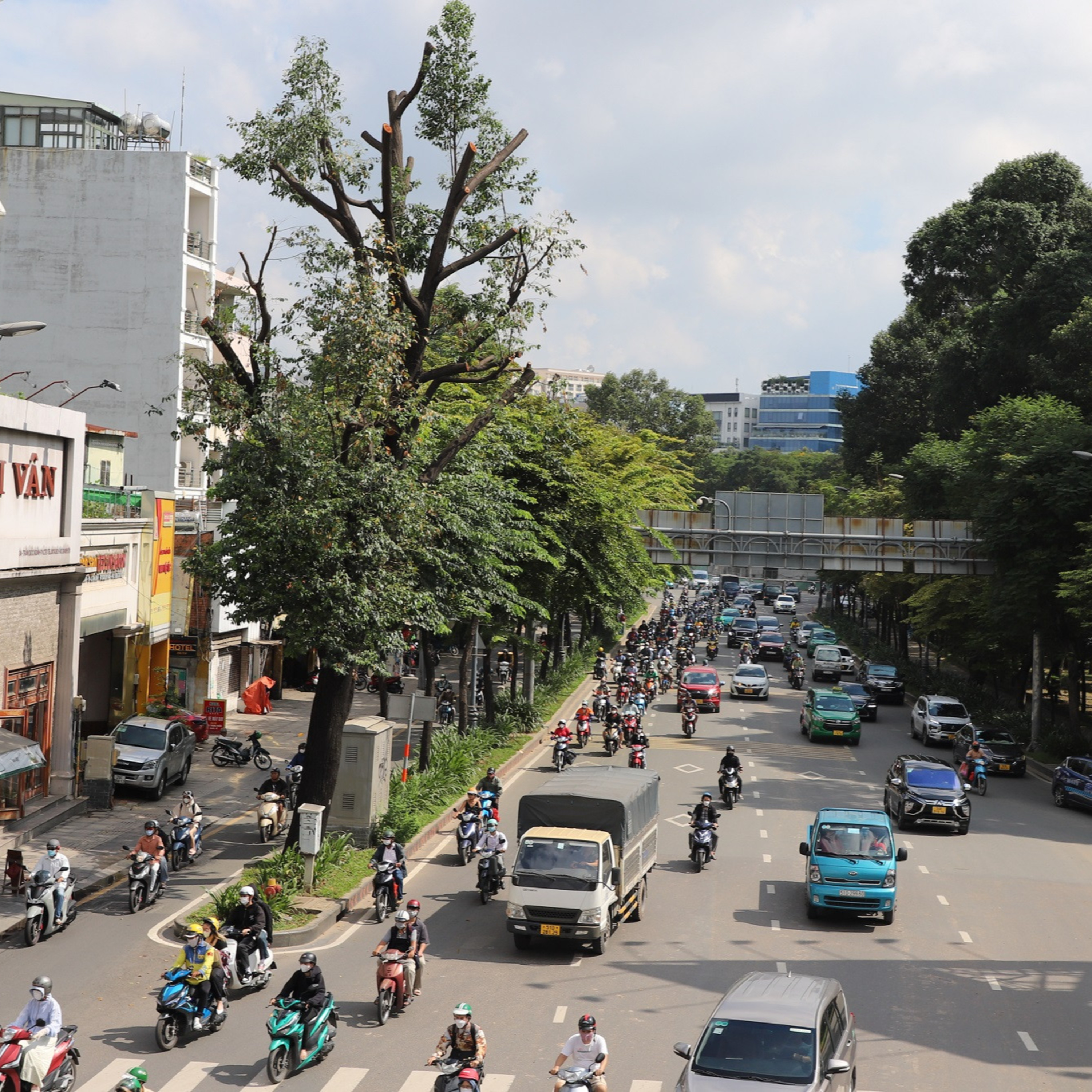 Giải tỏa ùn tắc khu vực sân bay Tân Sơn Nhất: Cần một tổ hợp các biện pháp cụ thể và lâu dài