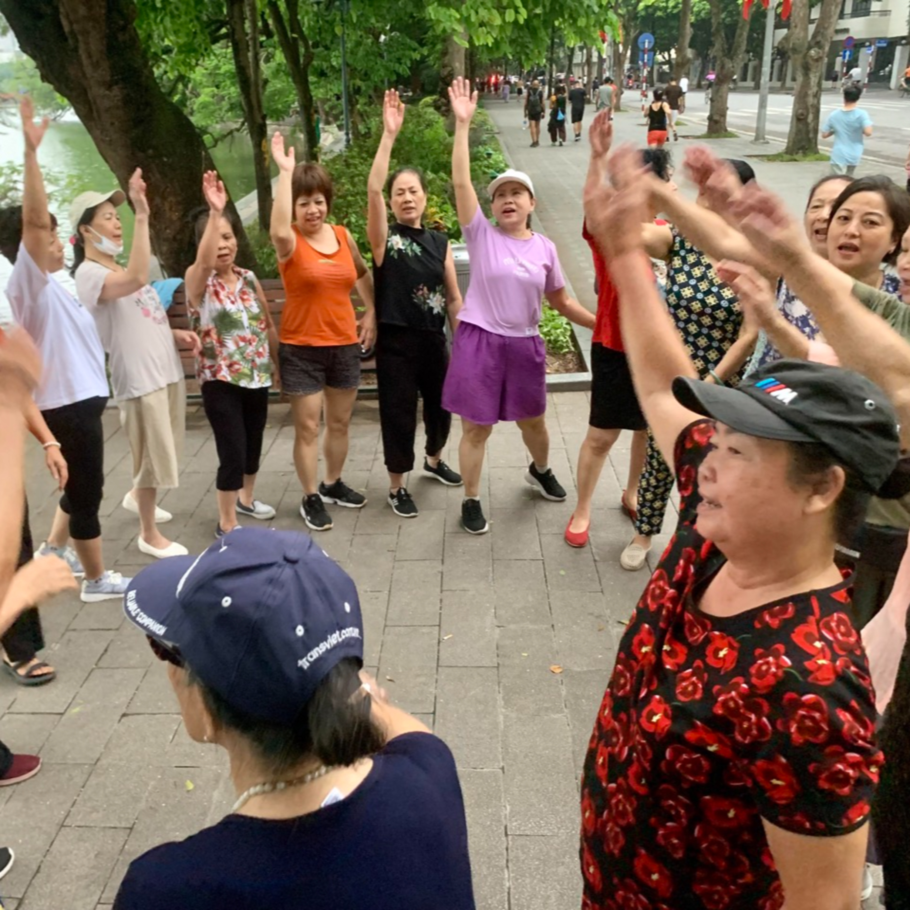 Bộ hành qua phố: Yoga cười episode artwork