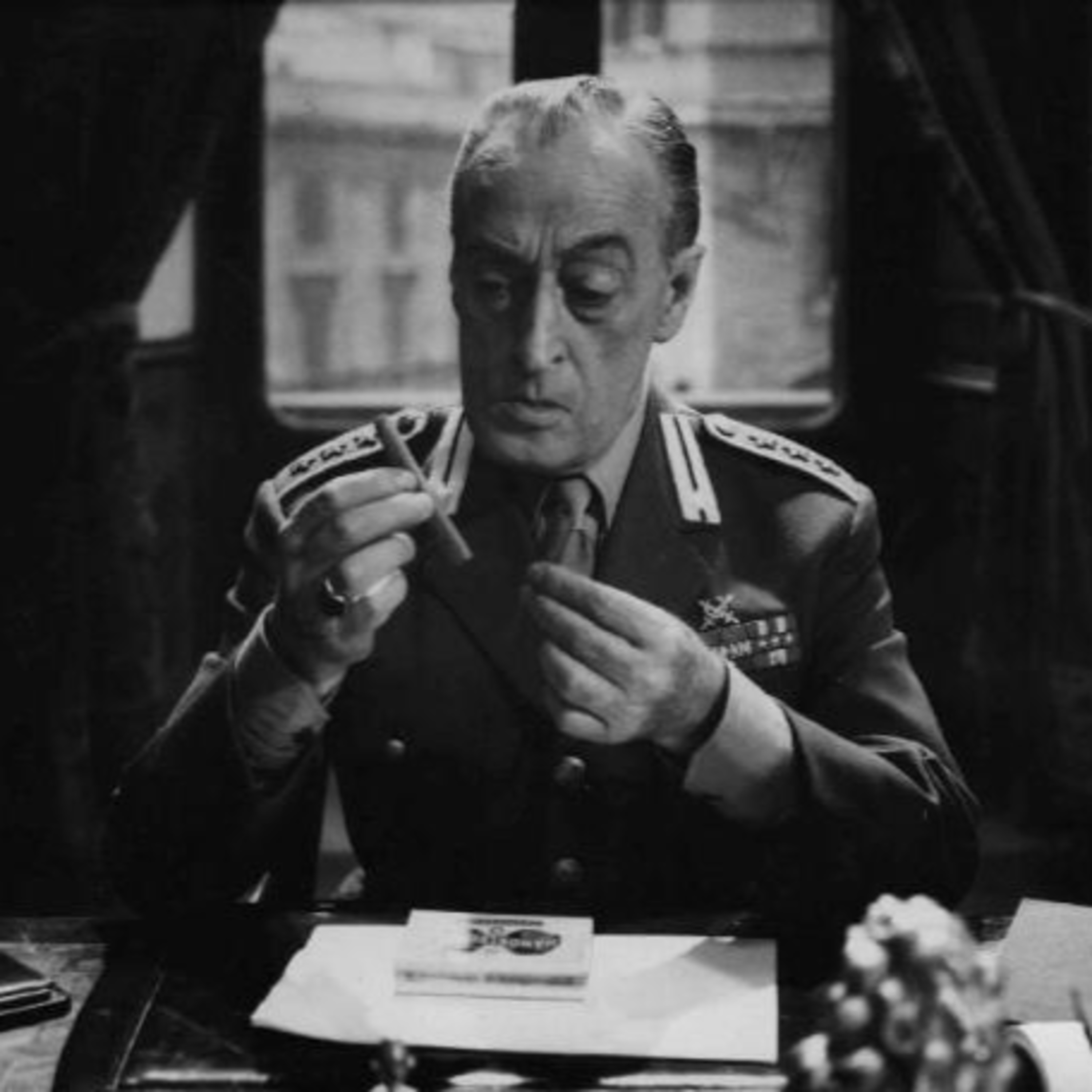 L'assurdo, l'umano, il matto e il dolce Totò: Il comandante episode artwork