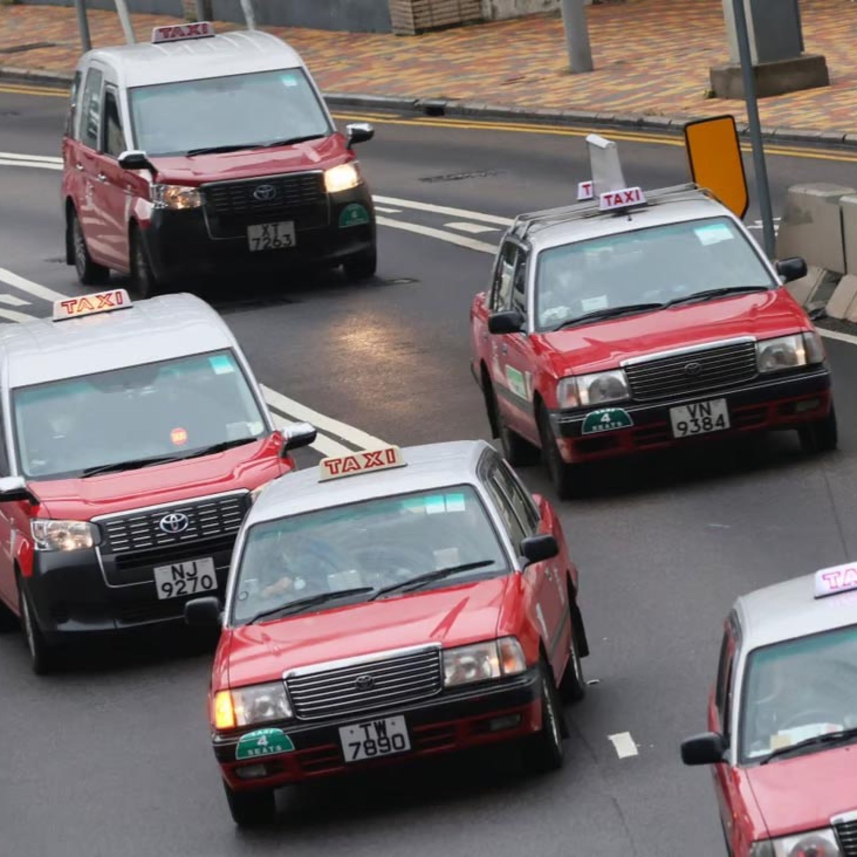 Kêu gọi cấm tài xế trên 65 tuổi lái taxi sau hàng loạt tai nạn episode artwork