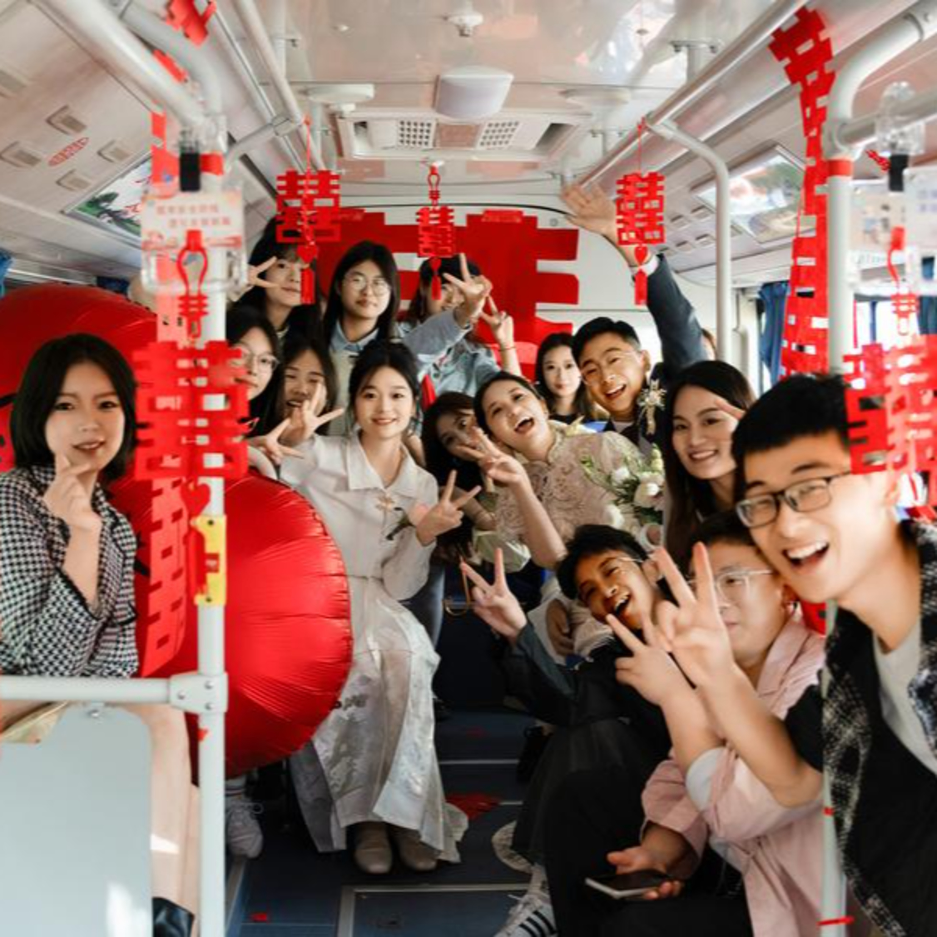 Cho thuê xe buýt điện làm xe cưới để đa dạng hoá nguồn thu episode artwork