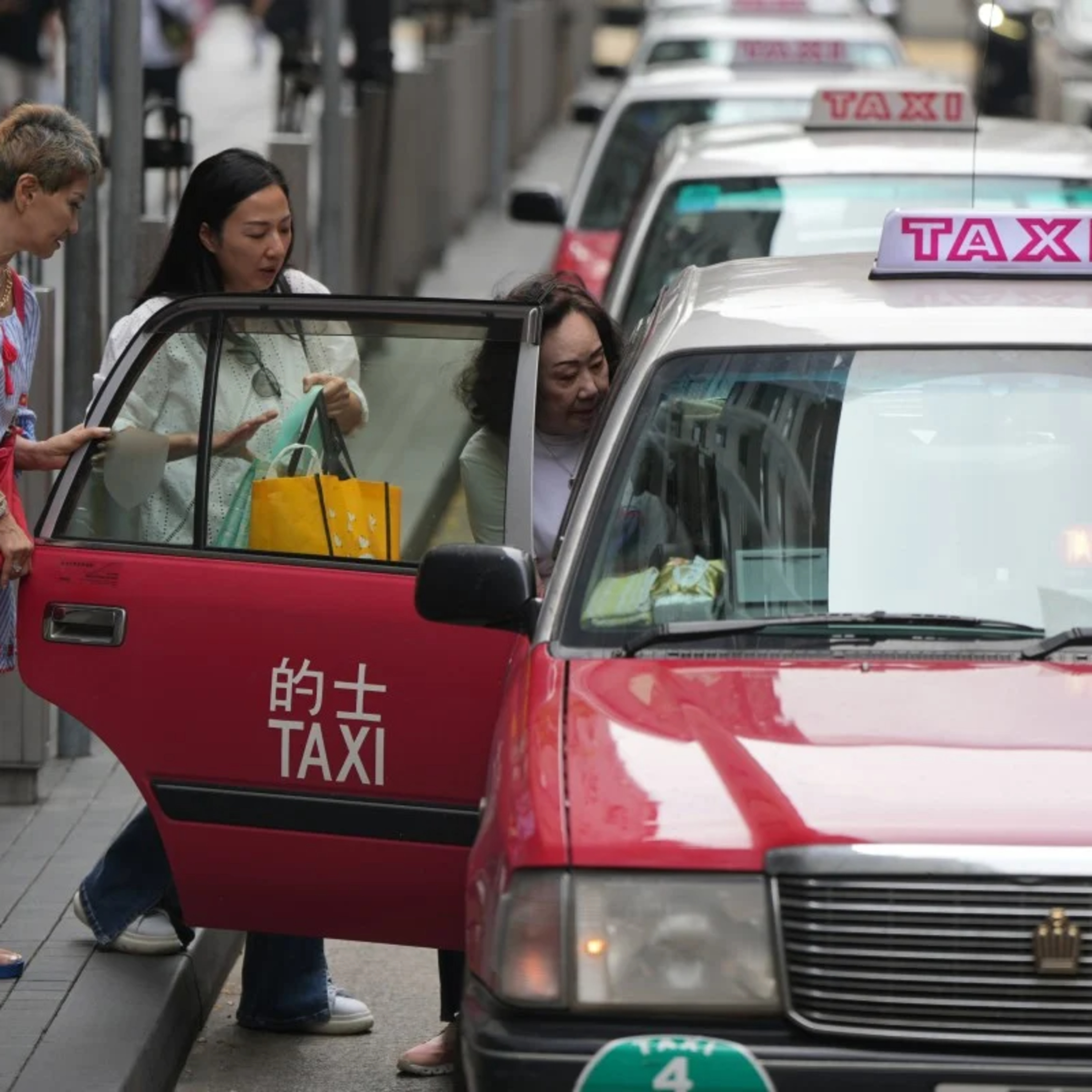 Những chiêu trò cạnh tranh mới giữa taxi truyền thống và taxi công nghệ episode artwork