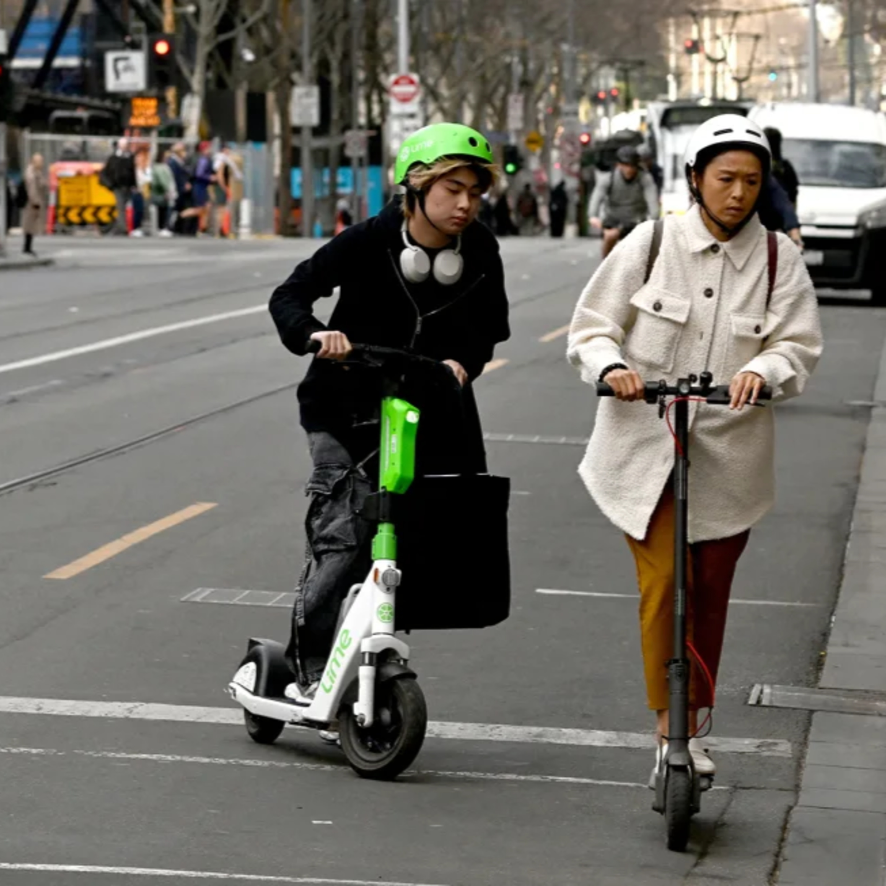 Tranh cãi việc Melbourne cấm cho thuê xe điện scooter do lo ngại mất an toàn episode artwork