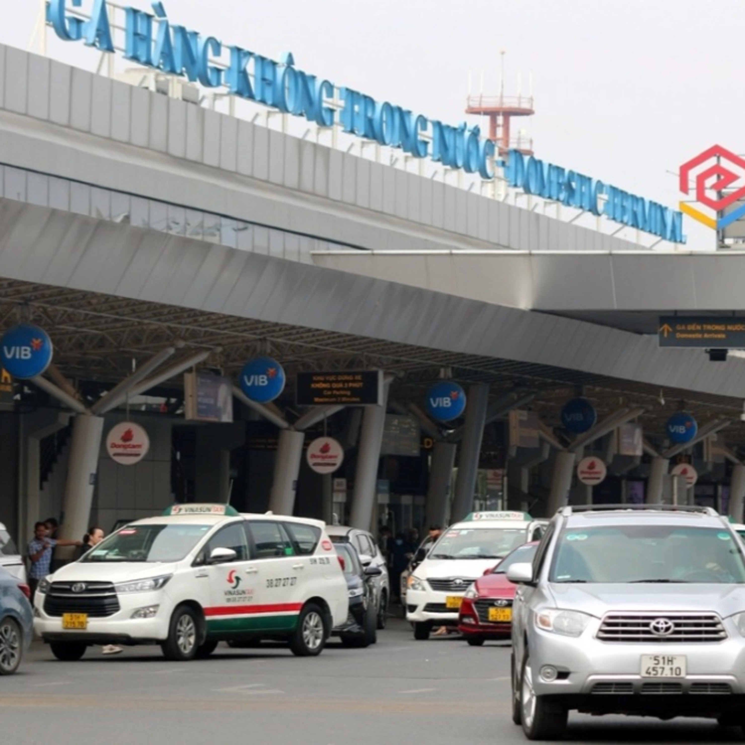 Thu phí taxi vào sân bay – “Trăm dâu lại đổ đầu” hành khách