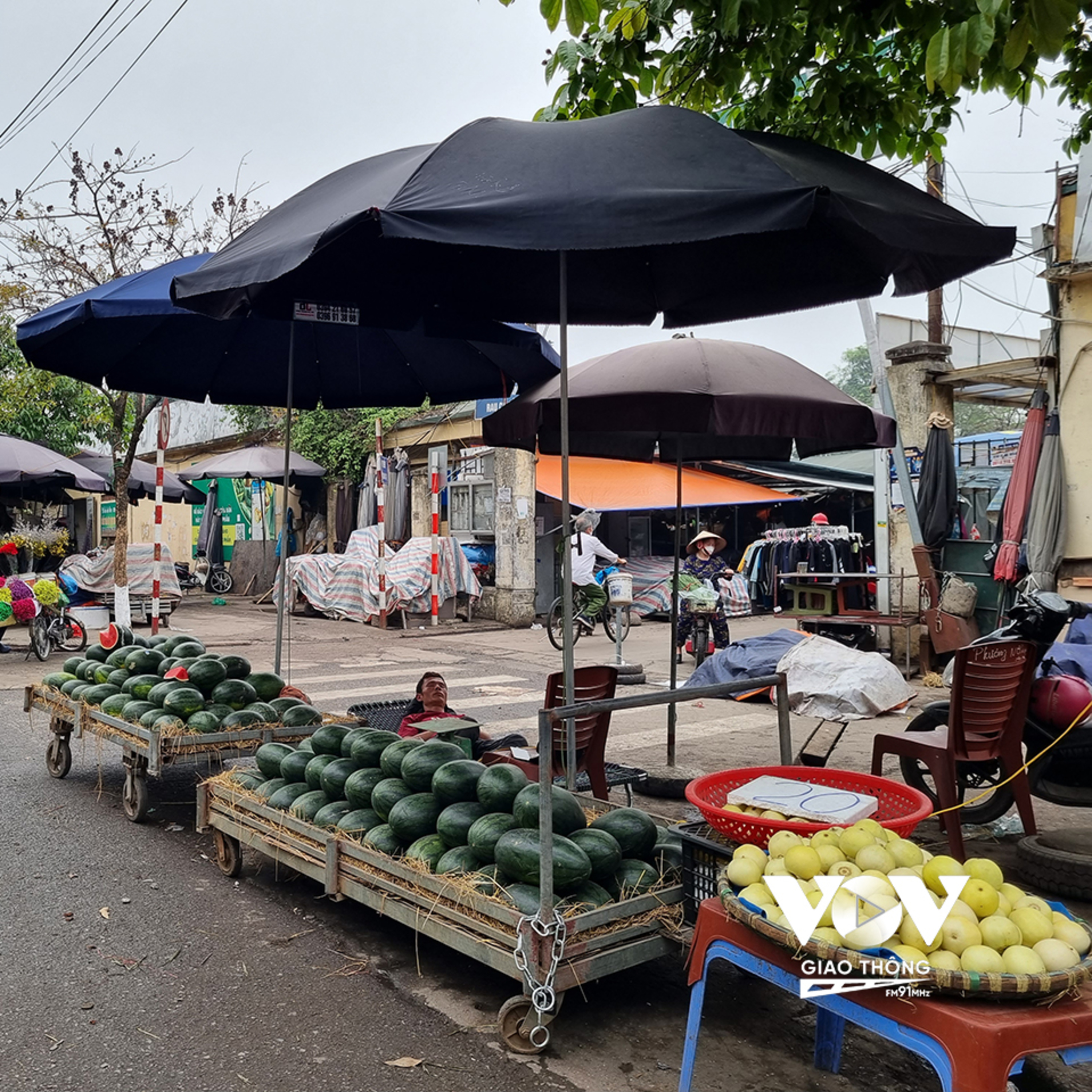 Hà Nội: Chợ đìu hiu, hàng quán ế ẩm