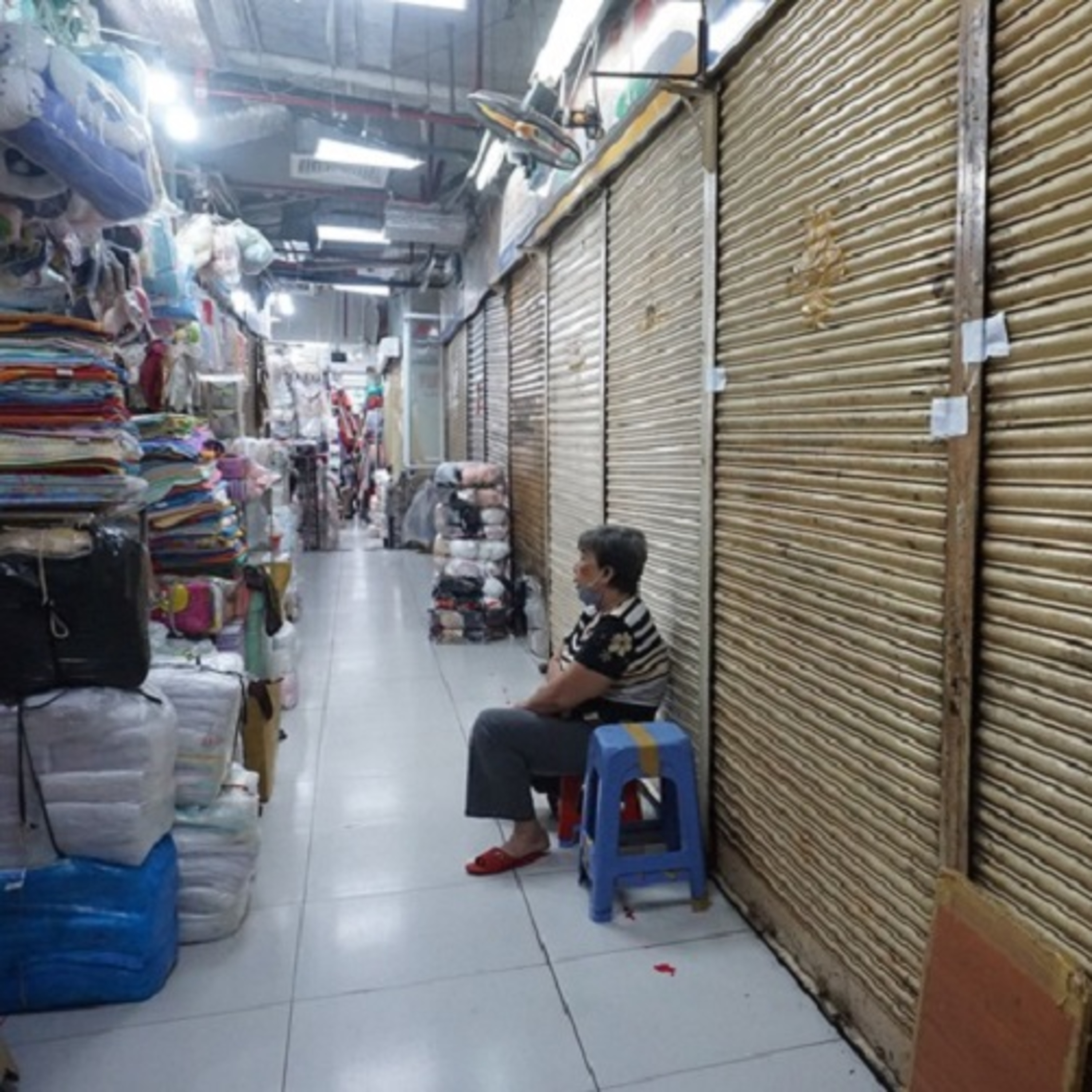 TP.HCM: Buôn bán ế ẩm, tiểu thương than trời