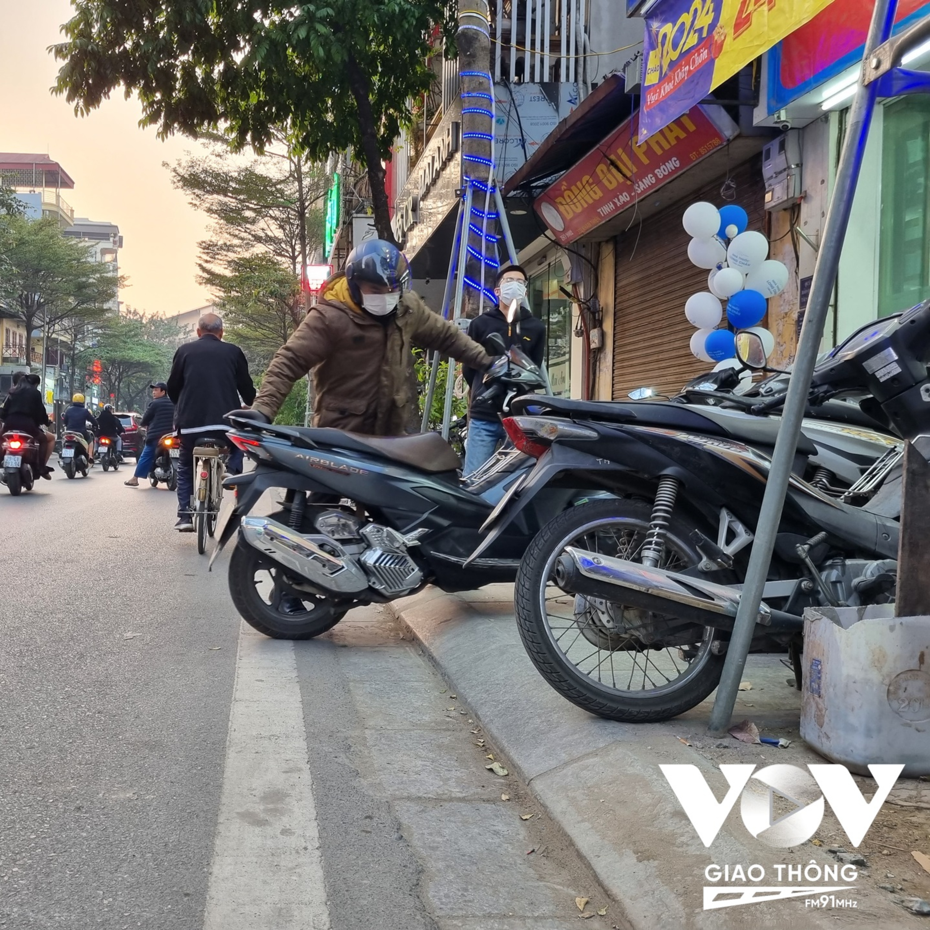 Trò chuyện trên phố: “Ghê chân” với đá bó vỉa hè