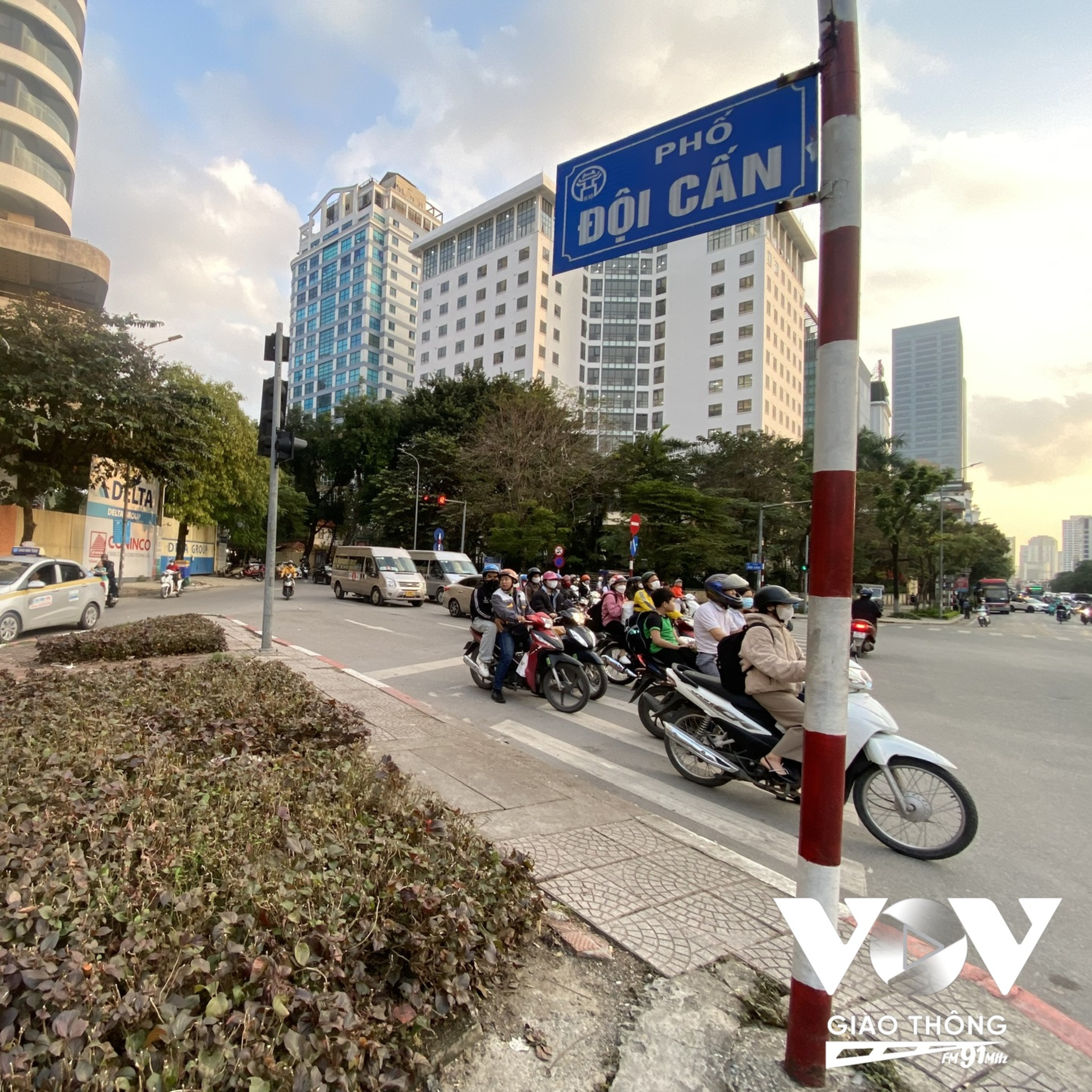 Trò chuyện trên phố: Sắp hết thí điểm cho ô tô đi 2 chiều ở phố Đội Cấn, người dân nói gì? episode artwork