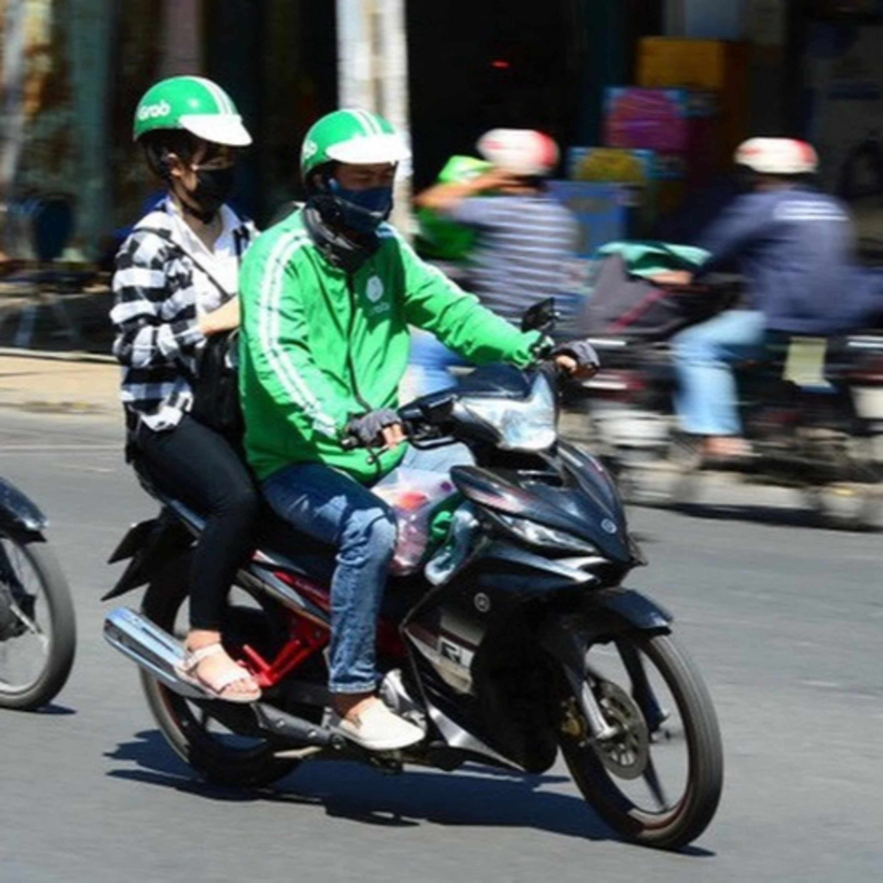 Thị thành ký: Xe ôm công nghệ: Muốn đủ sống phải chạy xe 11 tiếng trở lên 