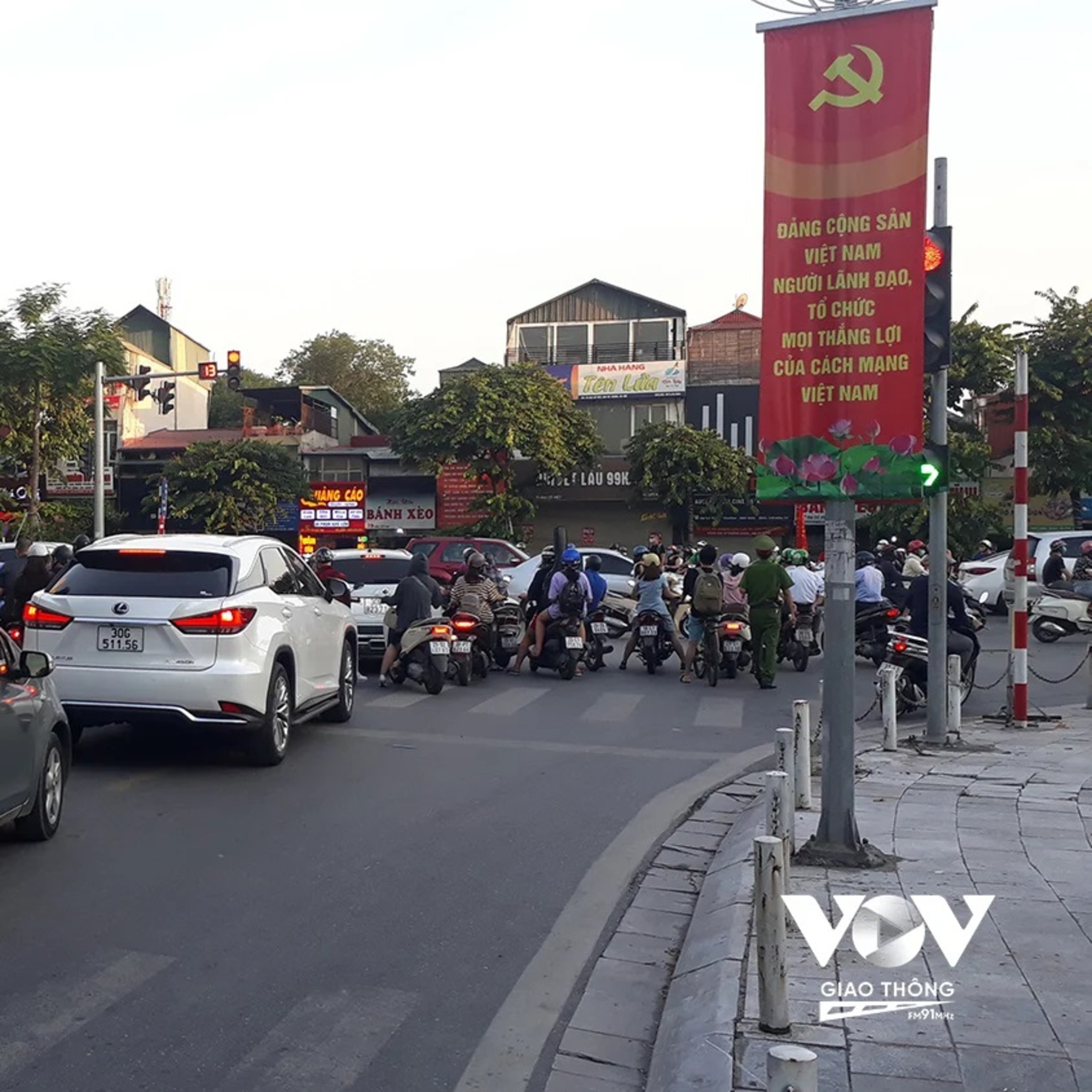 Trò chuyện trên phố: Đèn đỏ rẽ phải và những tiếng còi giận dữ 