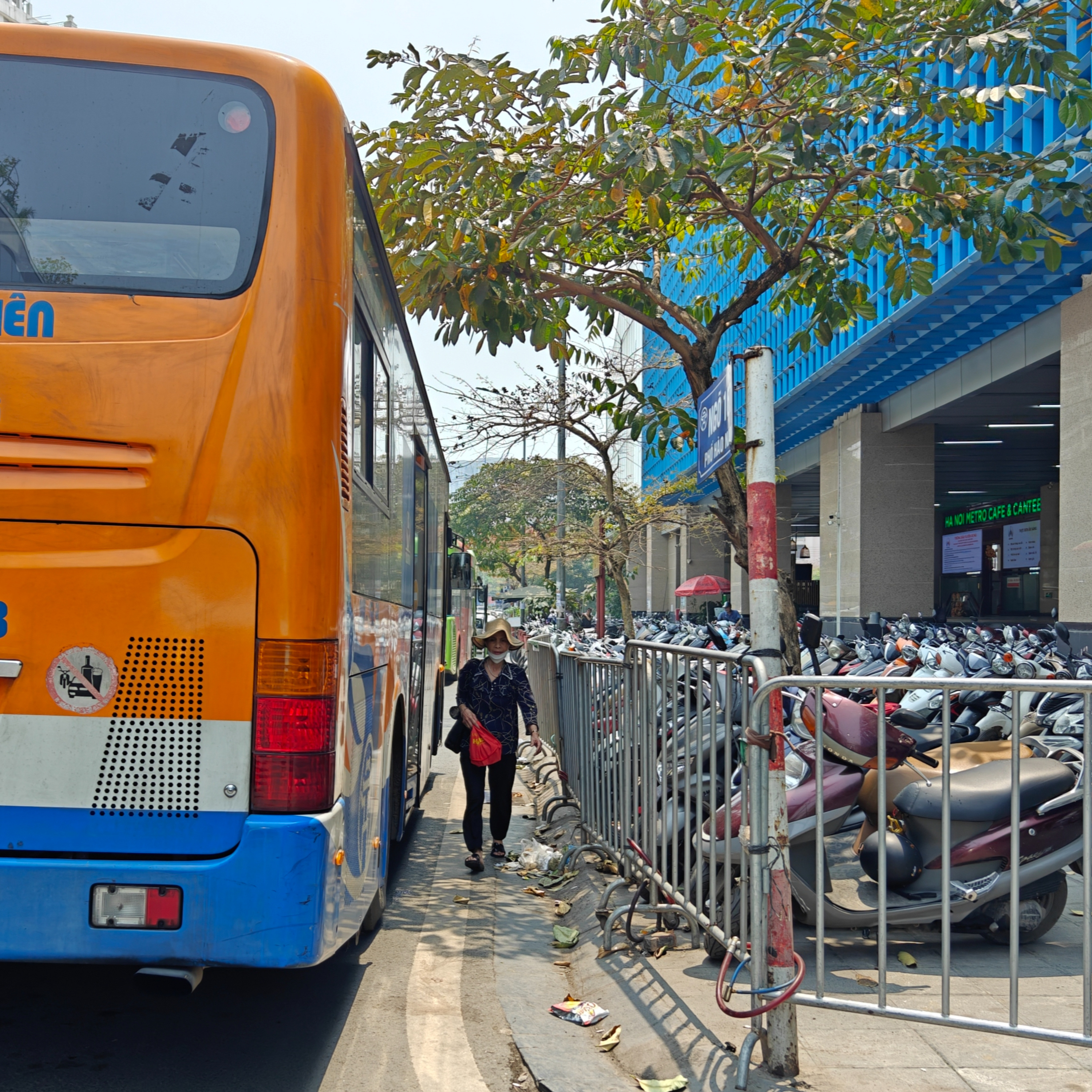 Trò chuyện trên phố: Hành khách góp ý các bãi giữ xe ở ga tàu điện “đừng cản trở người đi bộ” episode artwork