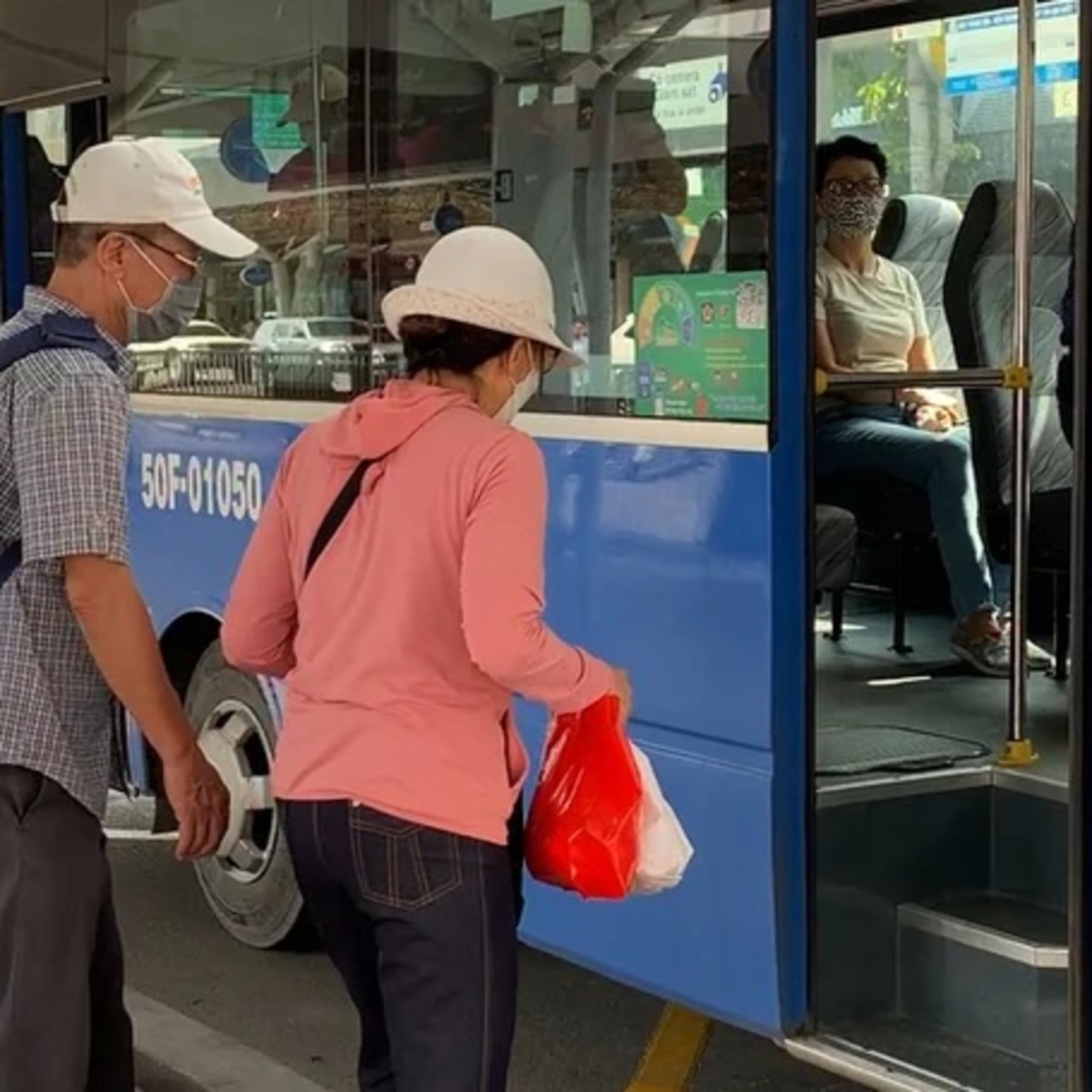 Đối thoại: Nghịch cảnh giao thông sân bay Tân Sơn Nhất - Khách thì đông mà buýt vẫn ế