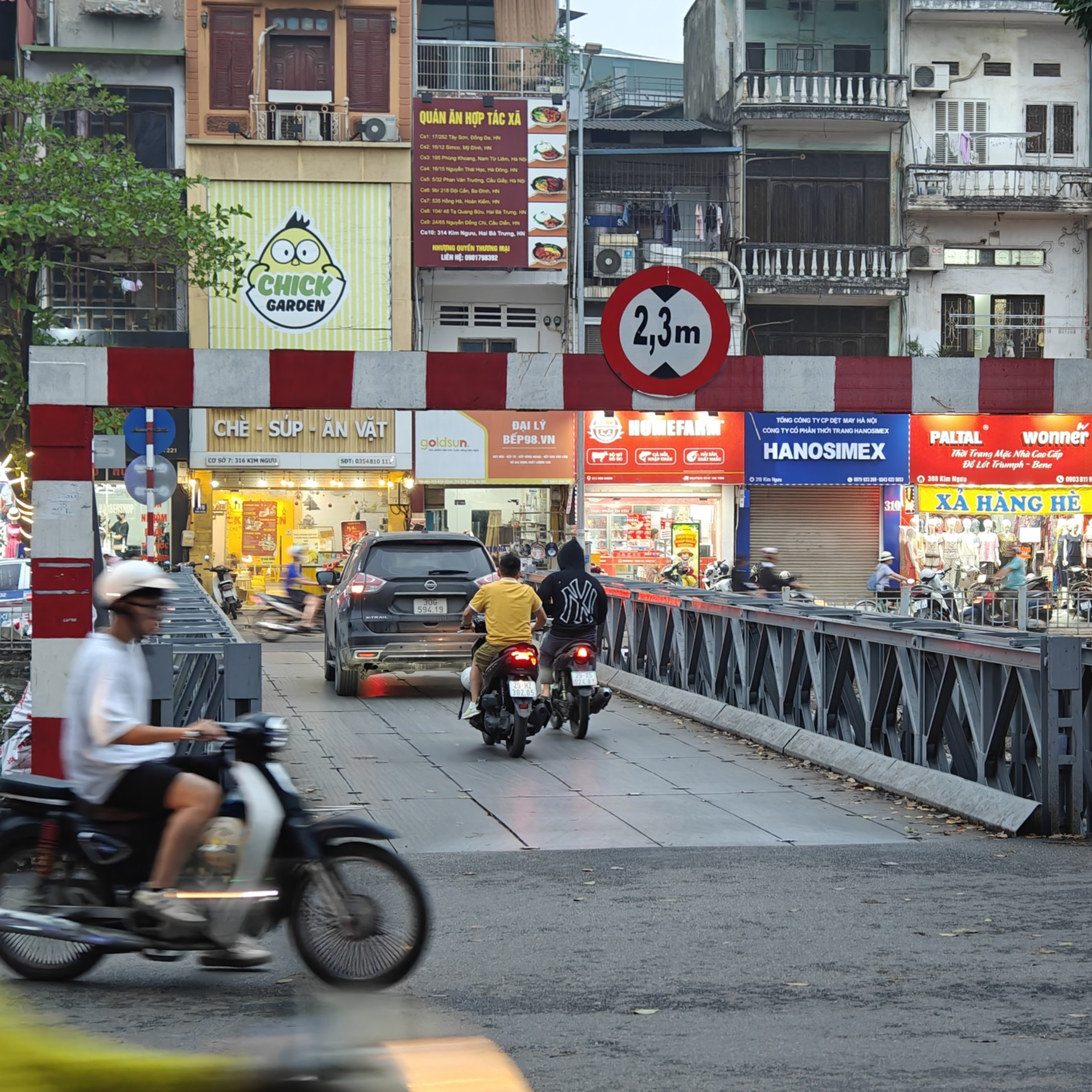 Thị thành ký: Hà Nội: Người đi đúng bị người đi sai mắng sau phân luồng mới cầu S3, S4 đường Kim Ngưu  episode artwork