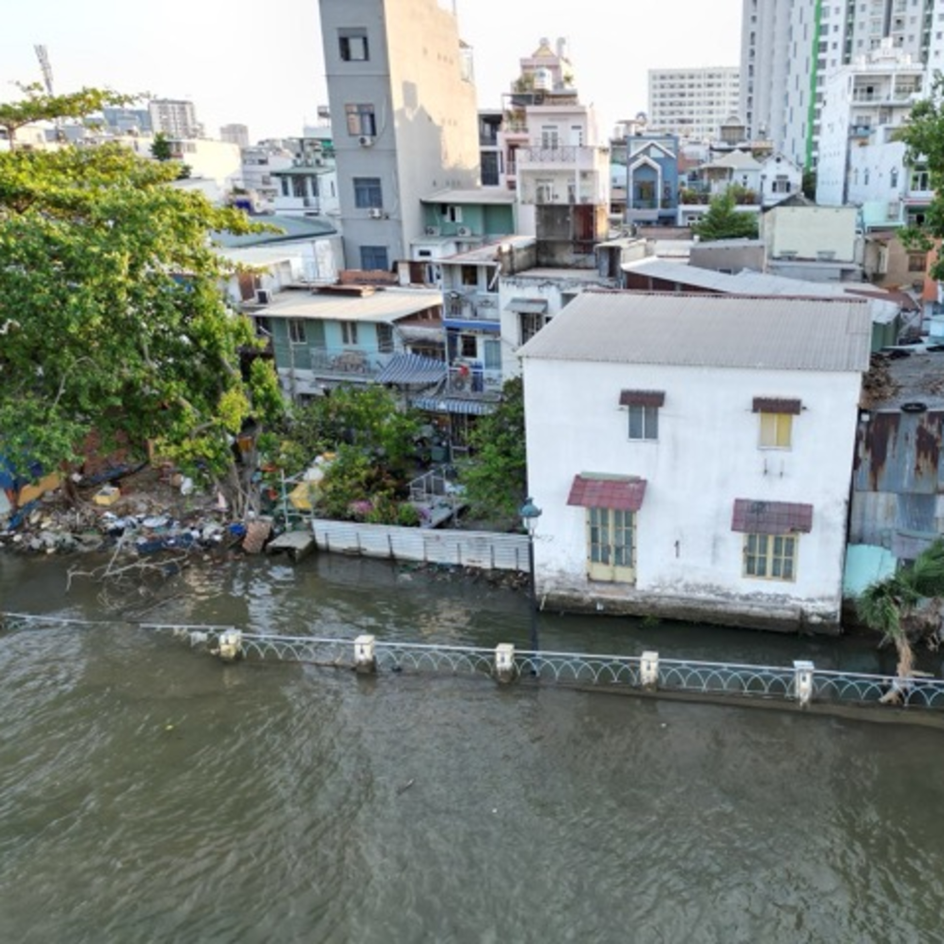 Thị thành ký: Người dân thấp thỏm lo sợ, ngủ không dám đóng cửa