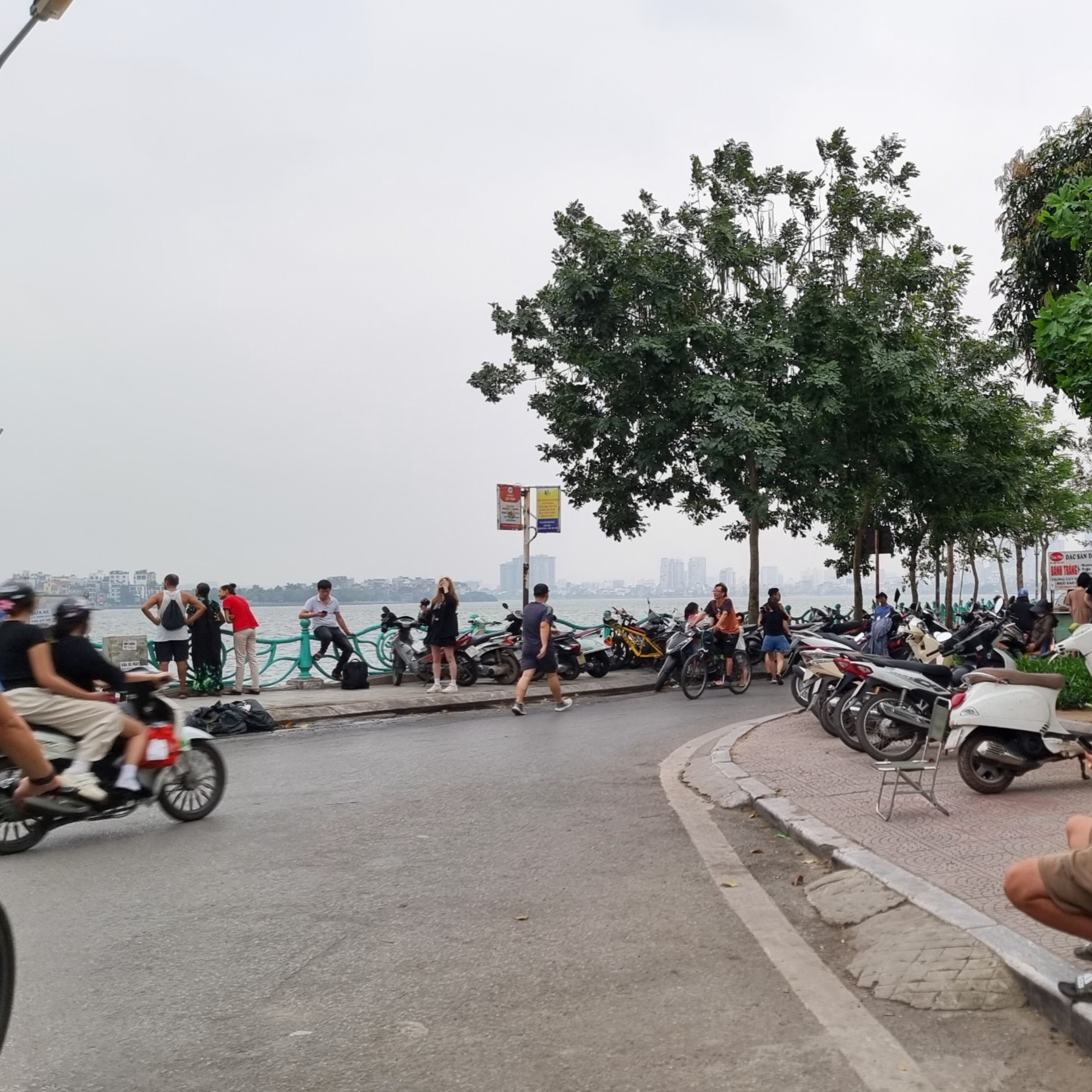 Phải trả tiền để “mua gió hồ Tây”